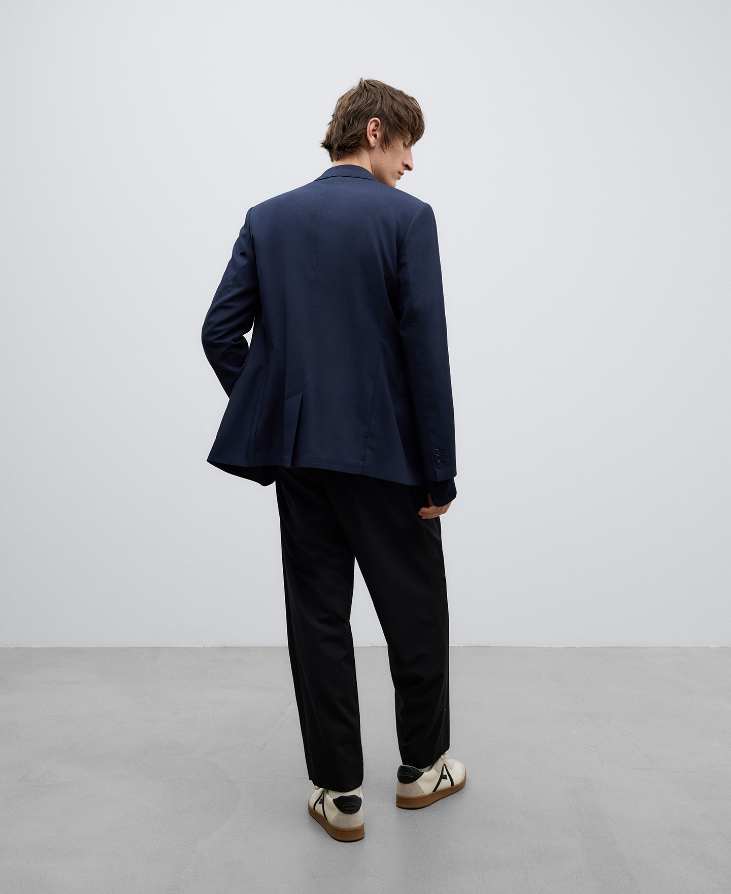 Blazer dos botones azul marino hombre image number 2