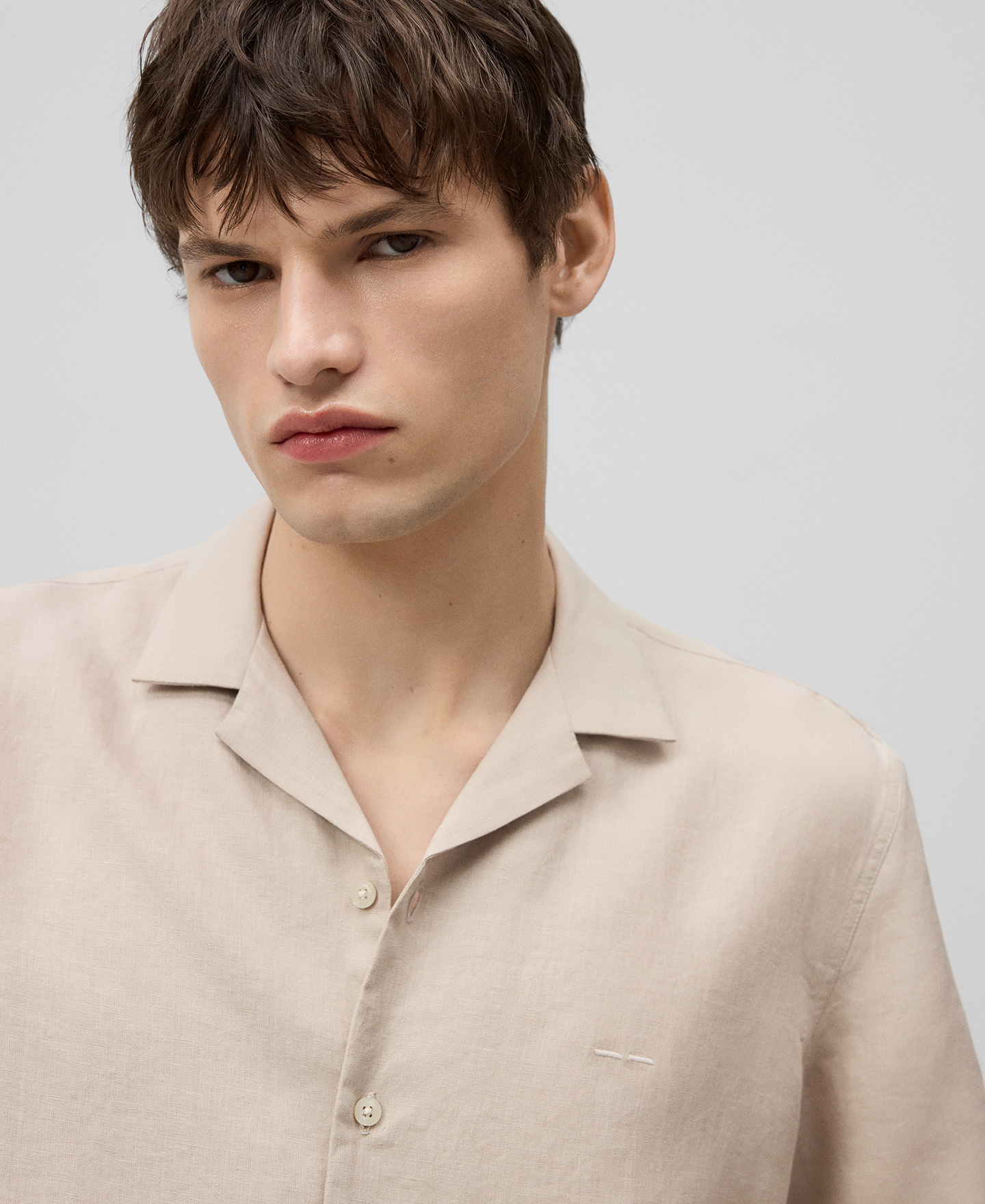 European linen bowling collar shirt man image number 3