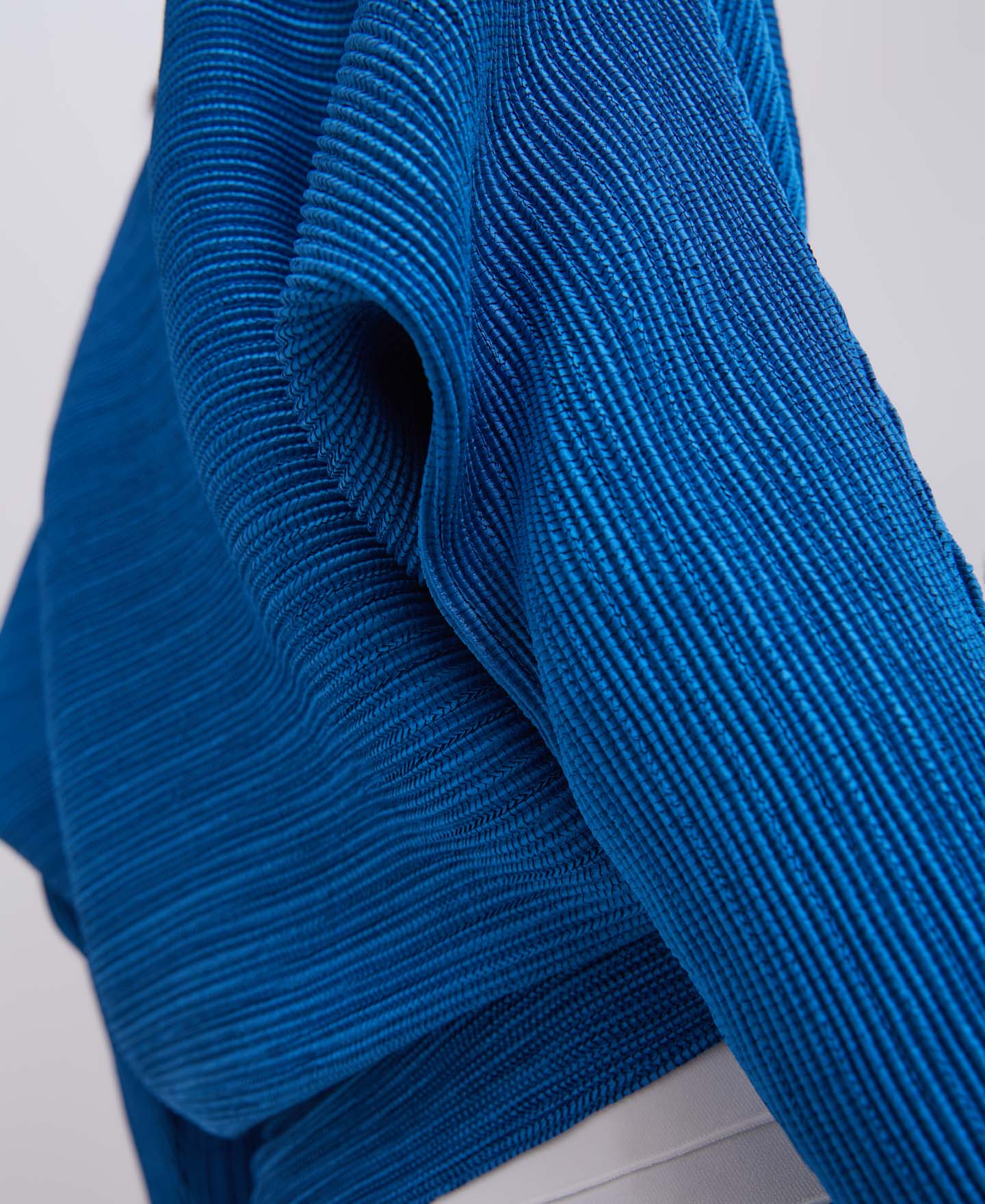 Crinkle top with v-neckline image number 2