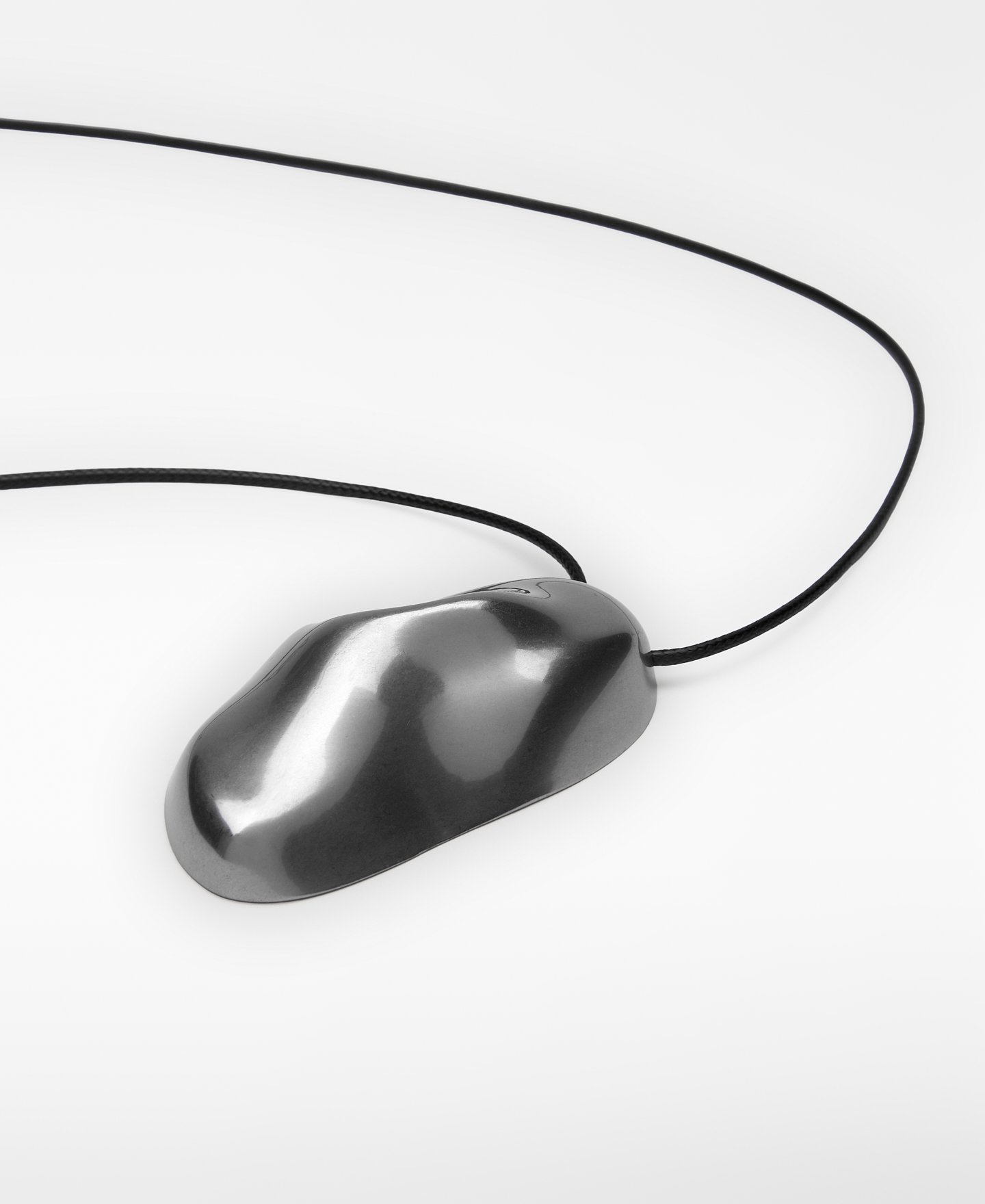 Organic-shaped pendant necklace image number 1