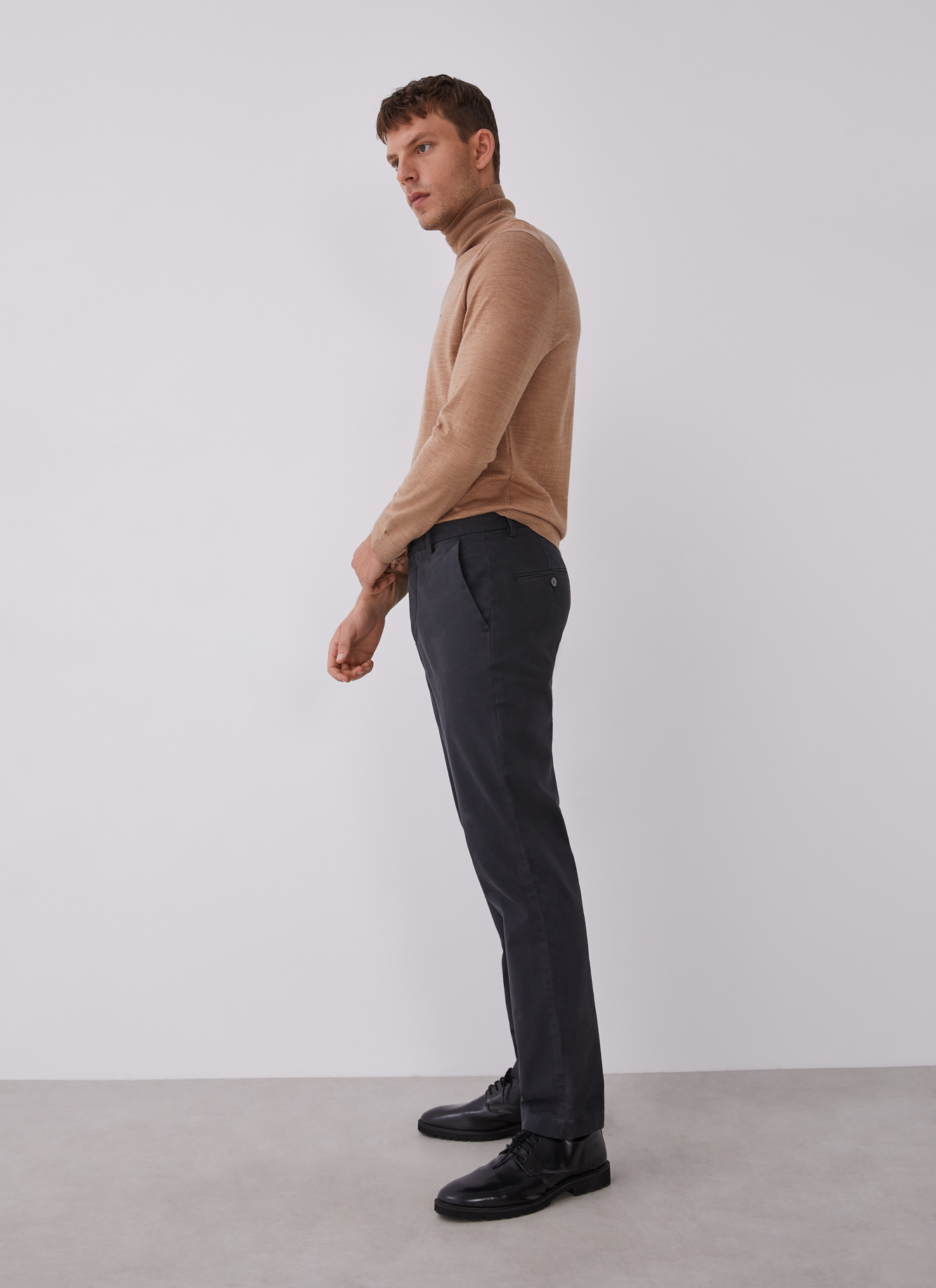 Pantalón chino de algodón elástico image number 3