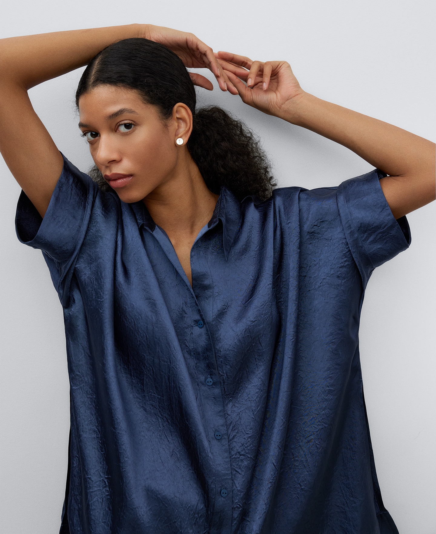 Camisa cuello pico azul mujer image number 3