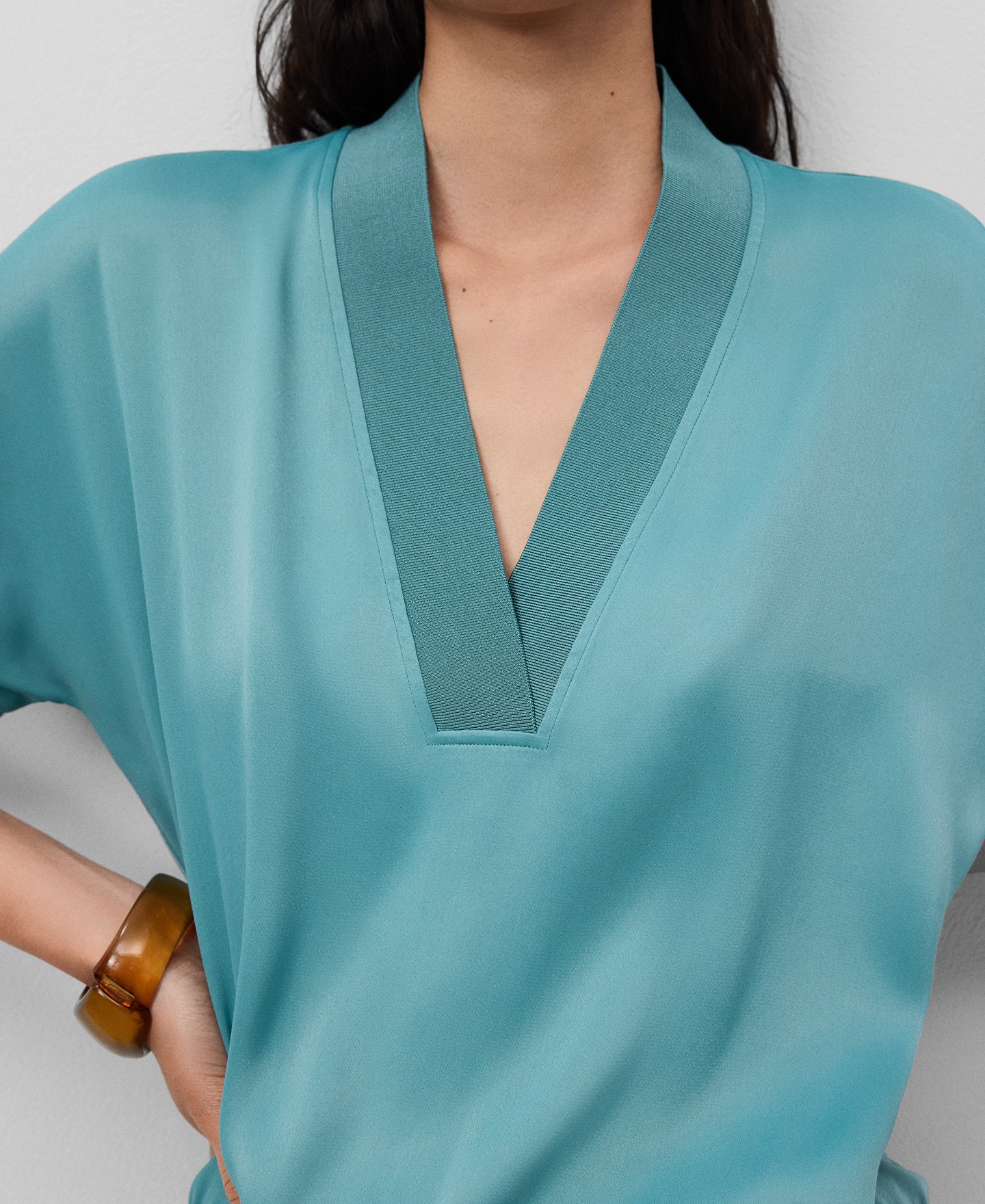 Camiseta cuello pico mujer image number 3