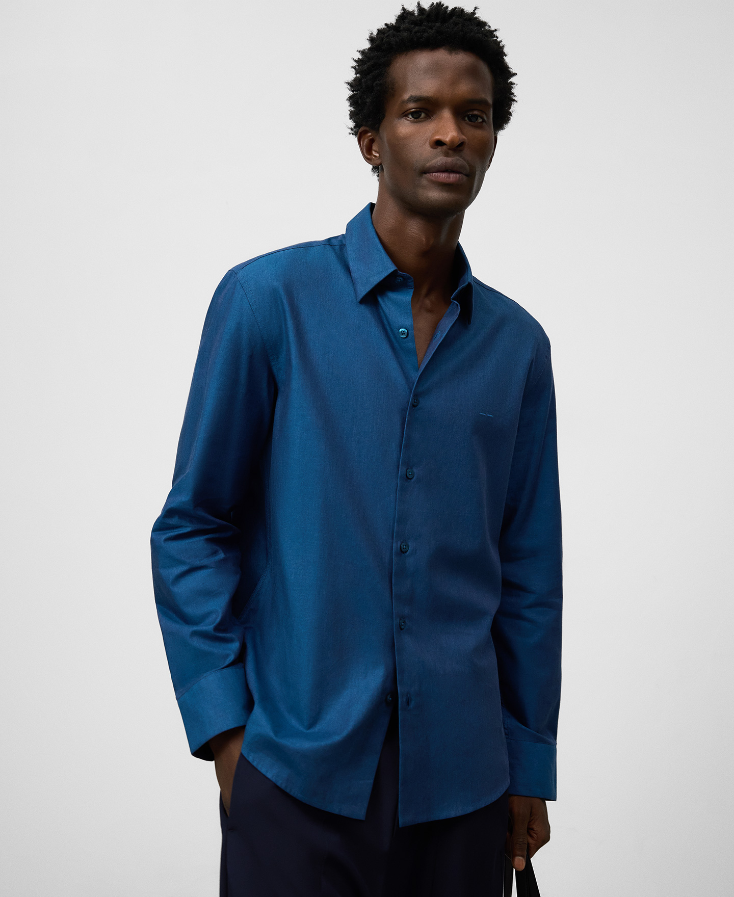 Camisa regular fit cuello solapa hombre image number 0