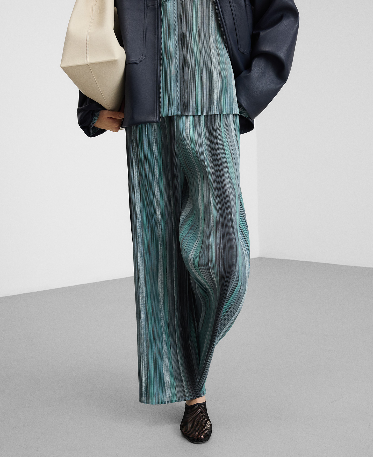 Pantal&oacute;n crinkle estampado image number 4