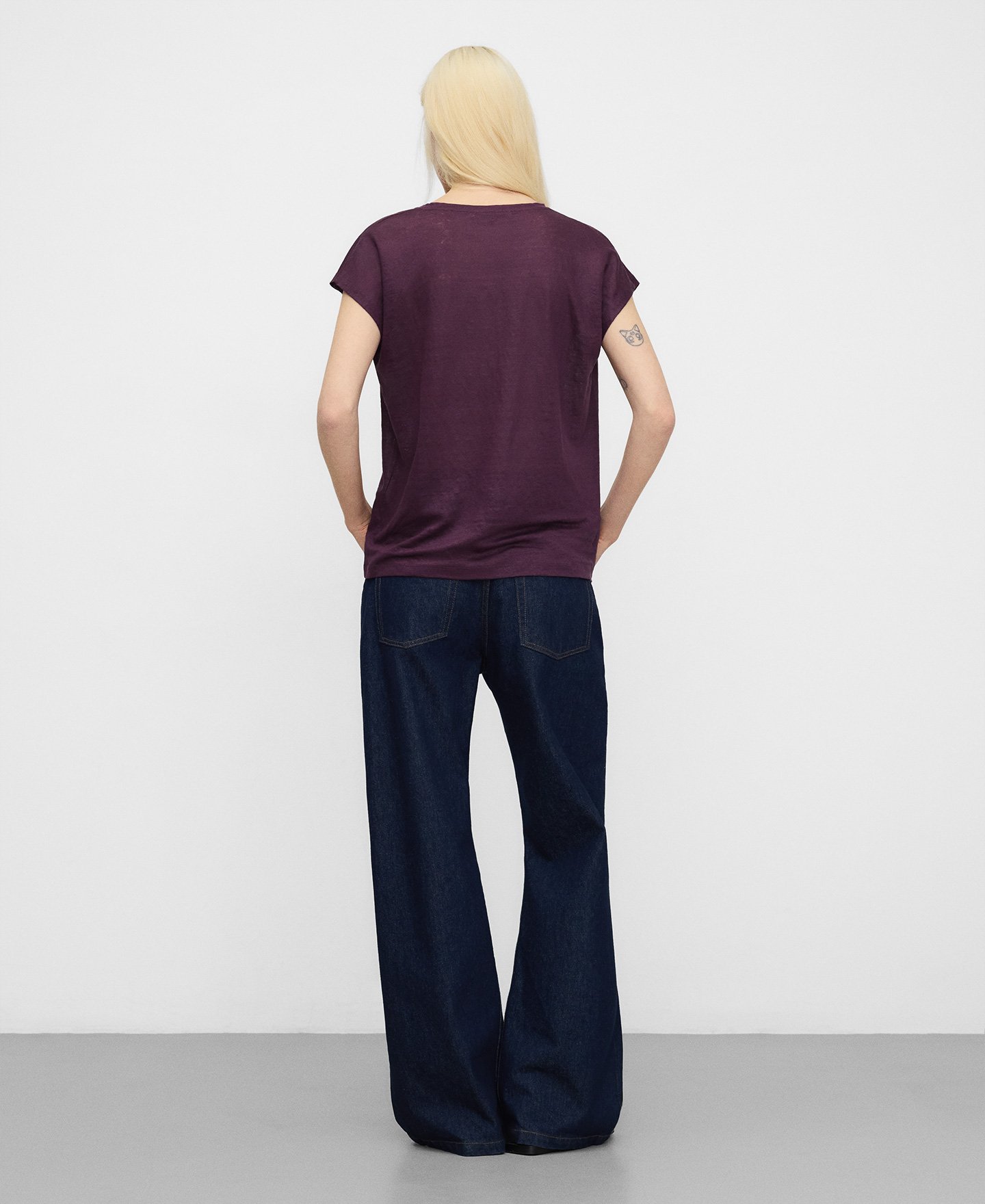 European linen V-neck straight T-shirt image number 2