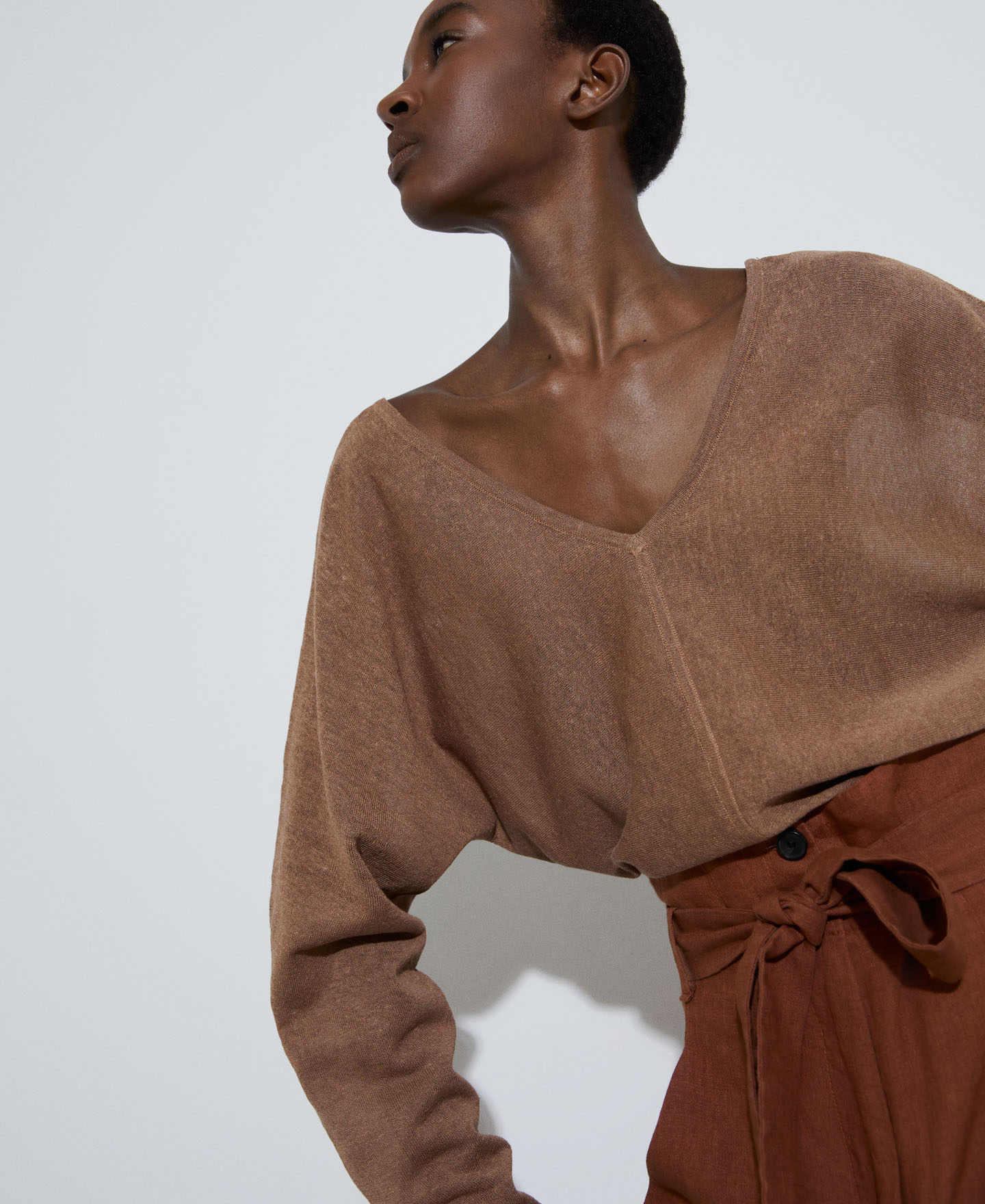 V-neck sweater in linen knit image number 3