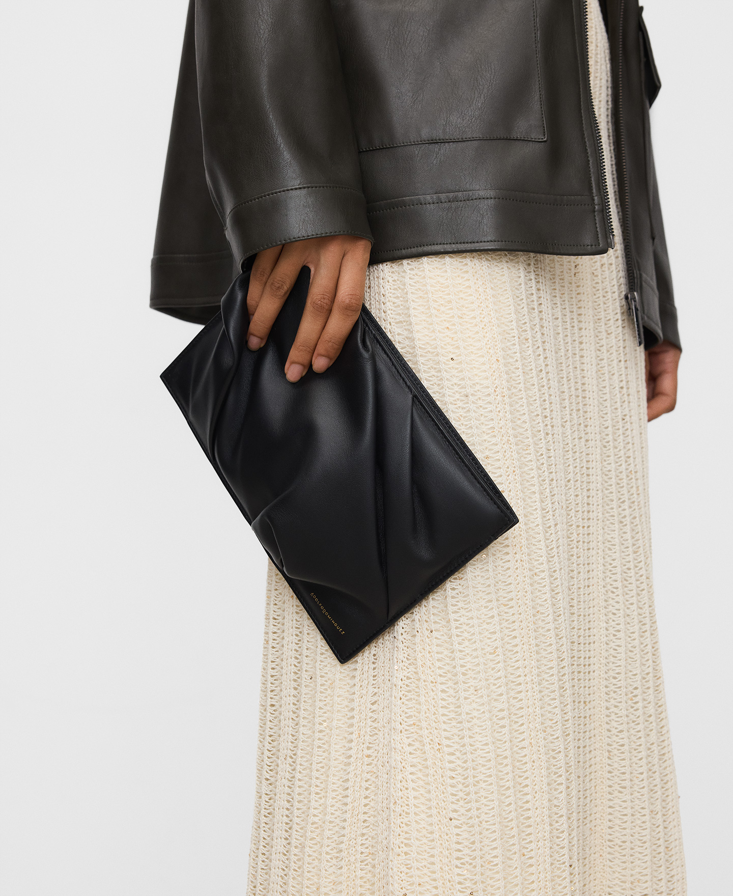 Clutch acolchado frunces piel image number 4