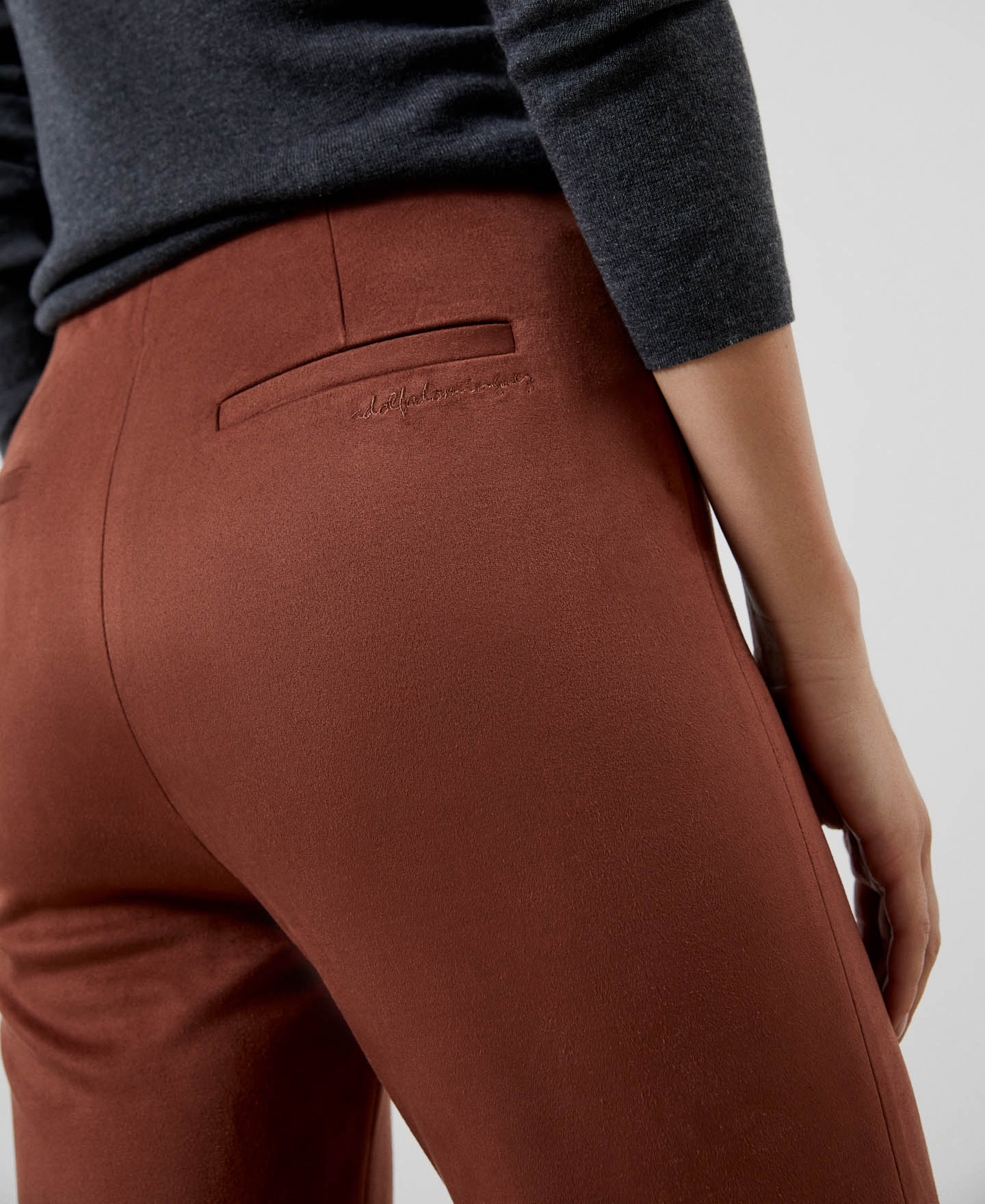 Pantalón tobillero en antelina image number 3
