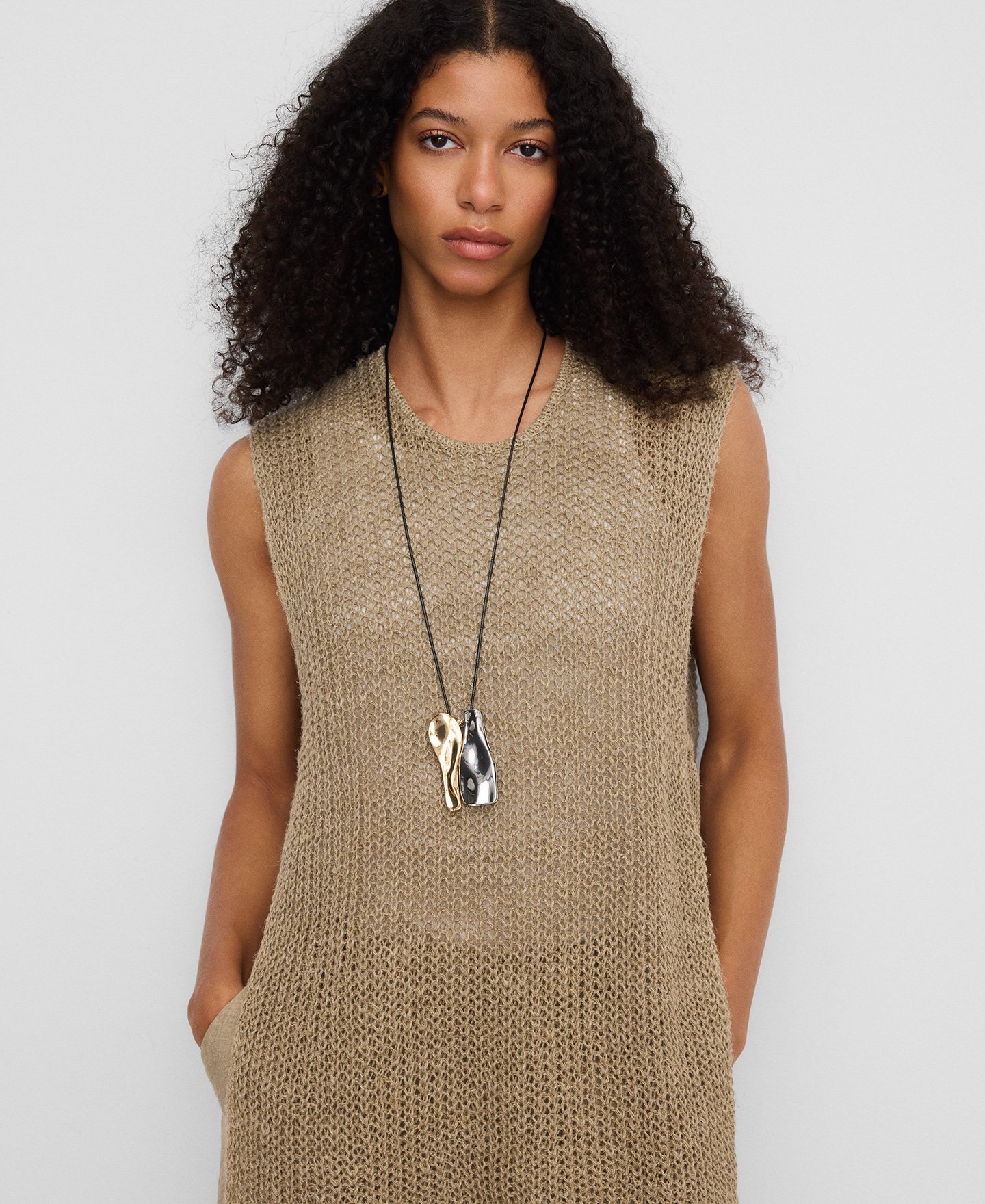 Two-tone metal pendant necklace image number 3