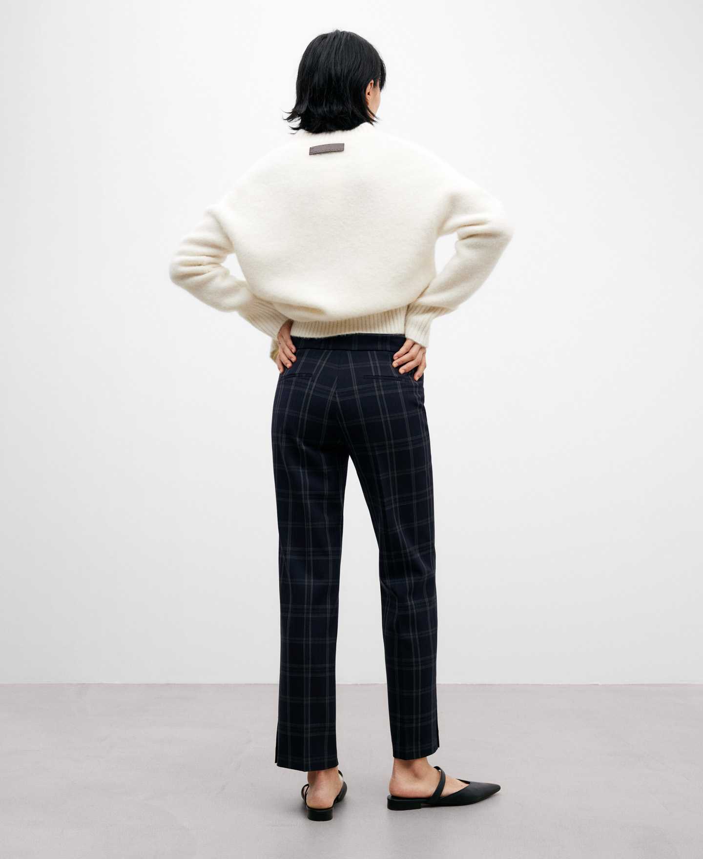 Checkered print slim fit trousers women image number 2