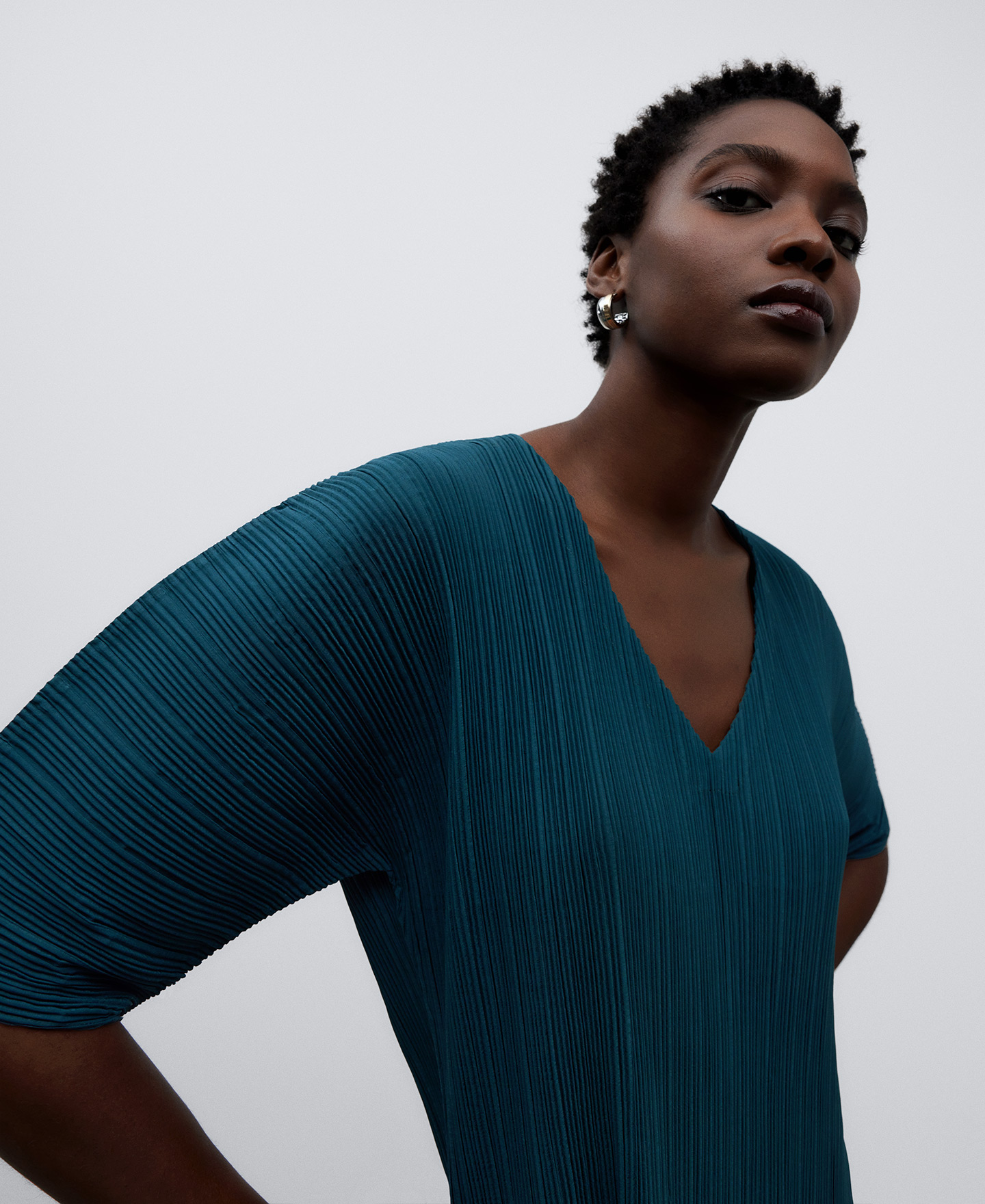 Green crinkle top woman image number 3