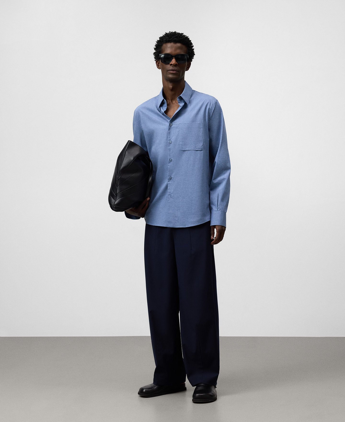 Camisa com bolso e gola com aba para homem image number 1