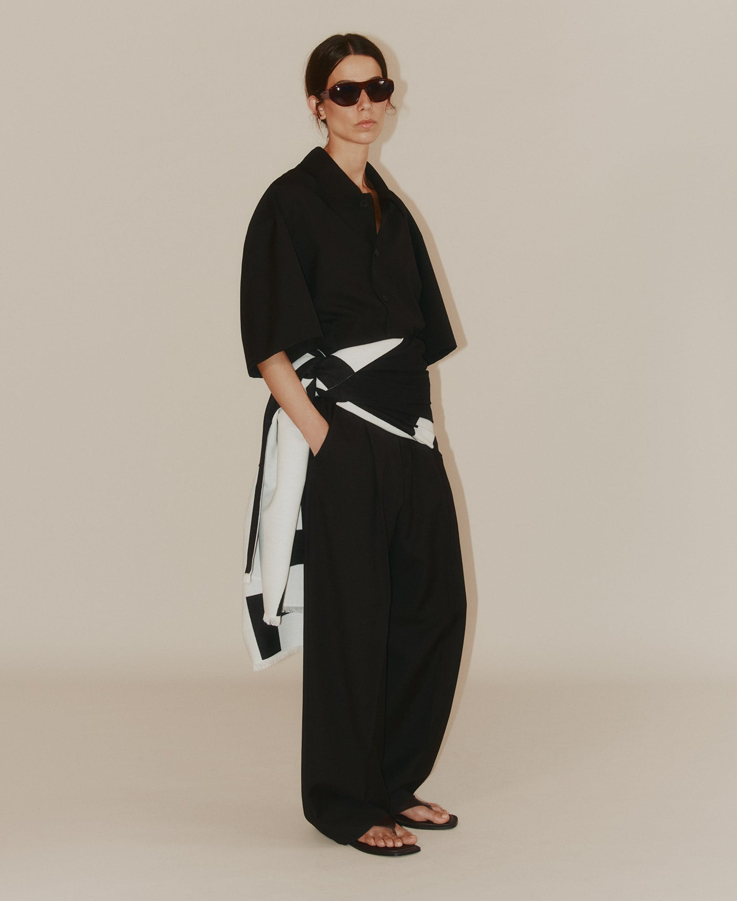 Jacquard maxi logo two-tone scarf image number 6