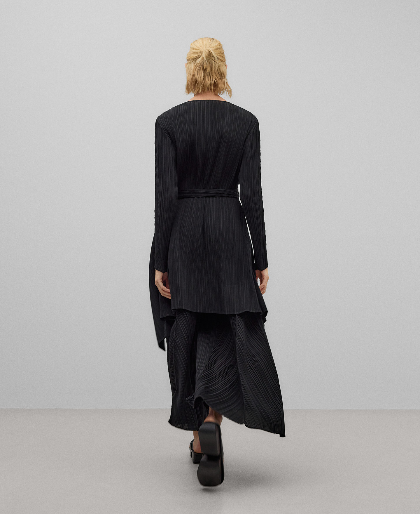 Black crinkle palazzo trousers woman image number 2