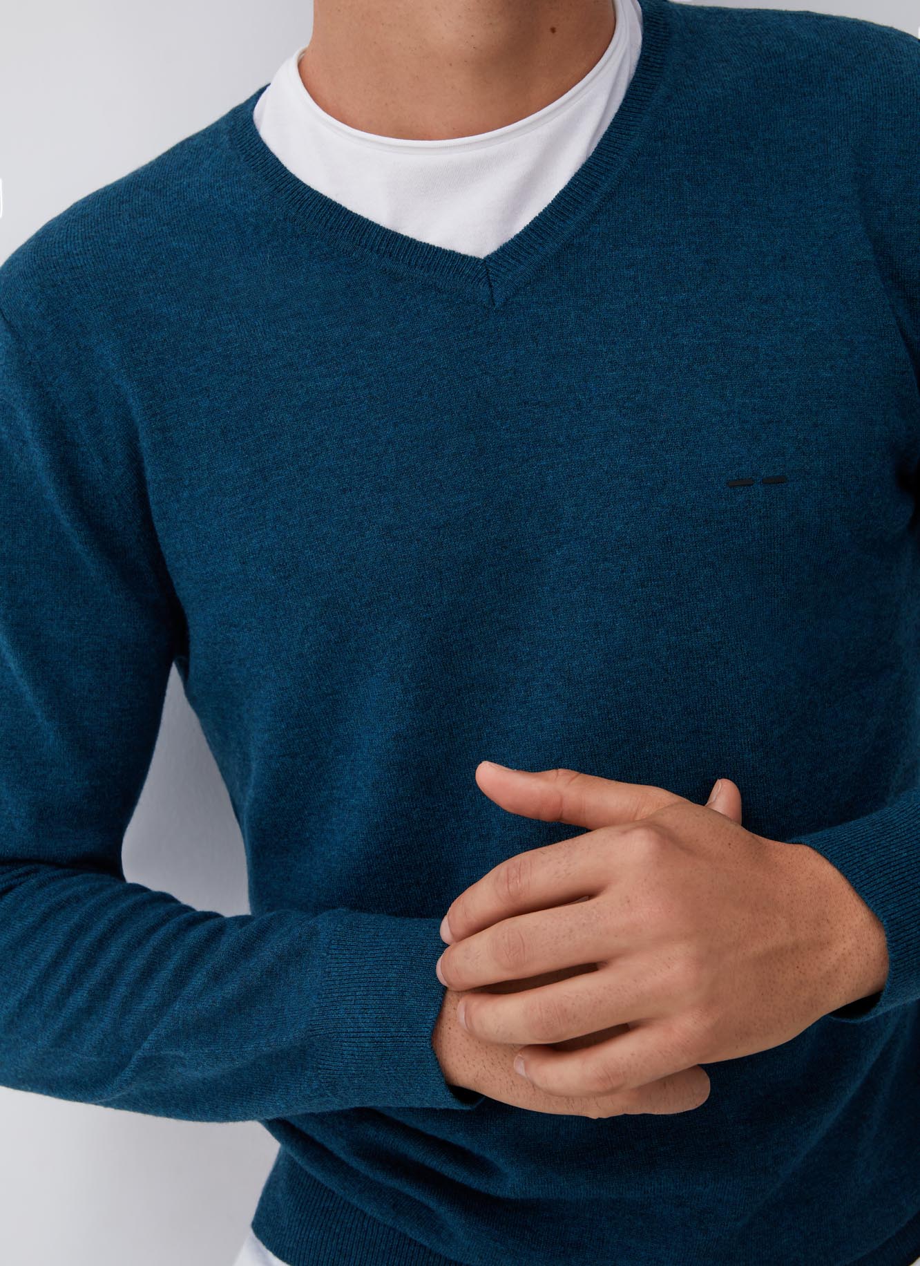 Jersey en merino con cuello pico image number 2