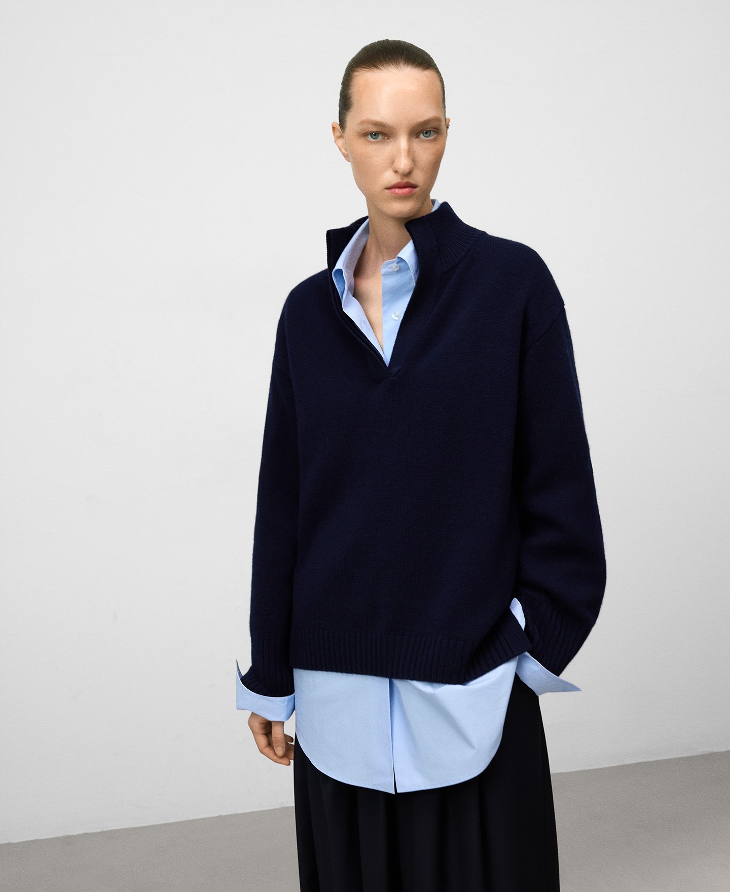 Jersey cuello pico lana merino mujer image number 0
