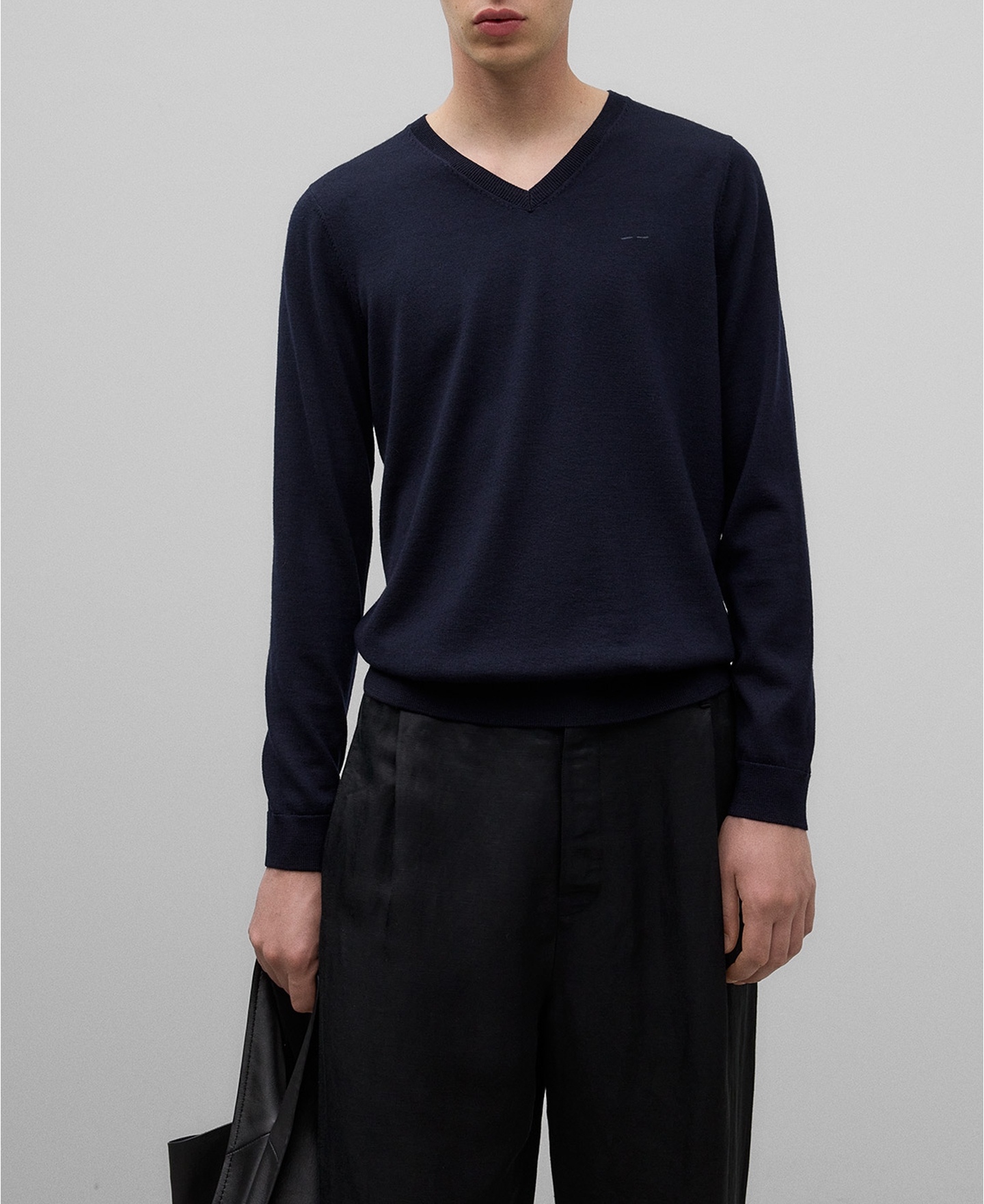 Jersey cuello pico lana merino hombre image number 0