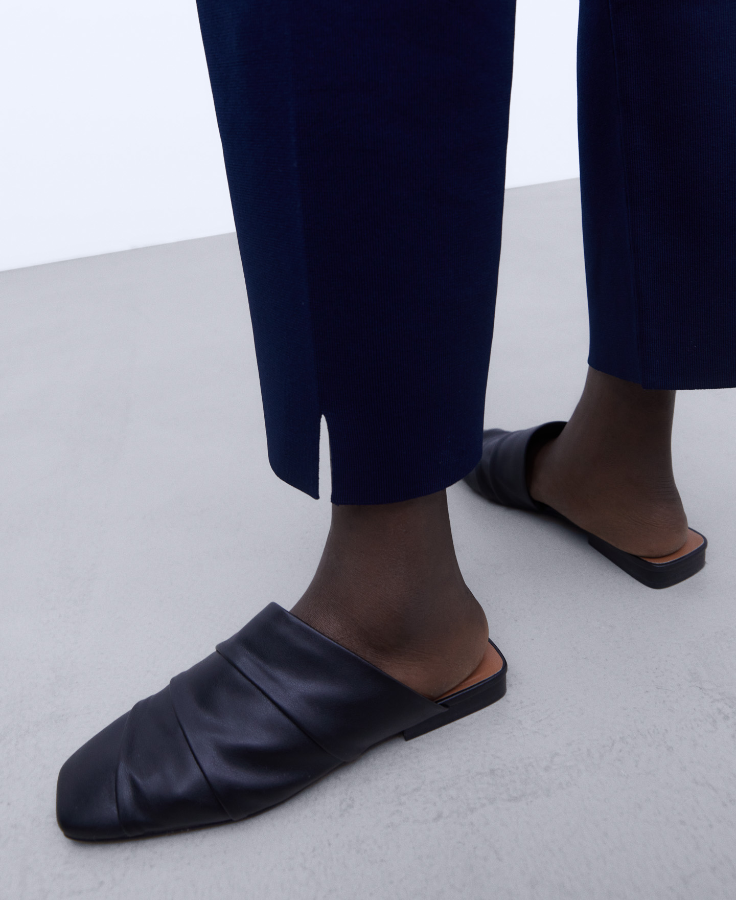 Straight knitted trousers image number 3