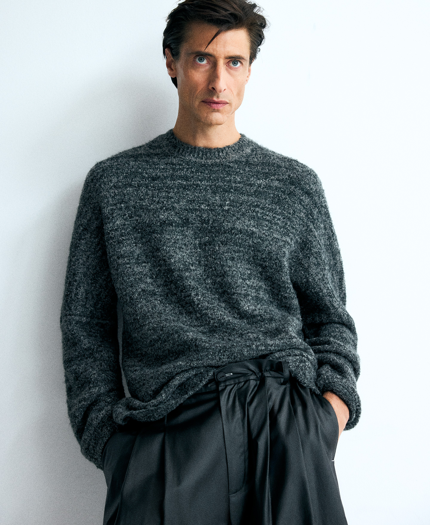 Relaxed fit black Bermuda shorts man image number 3