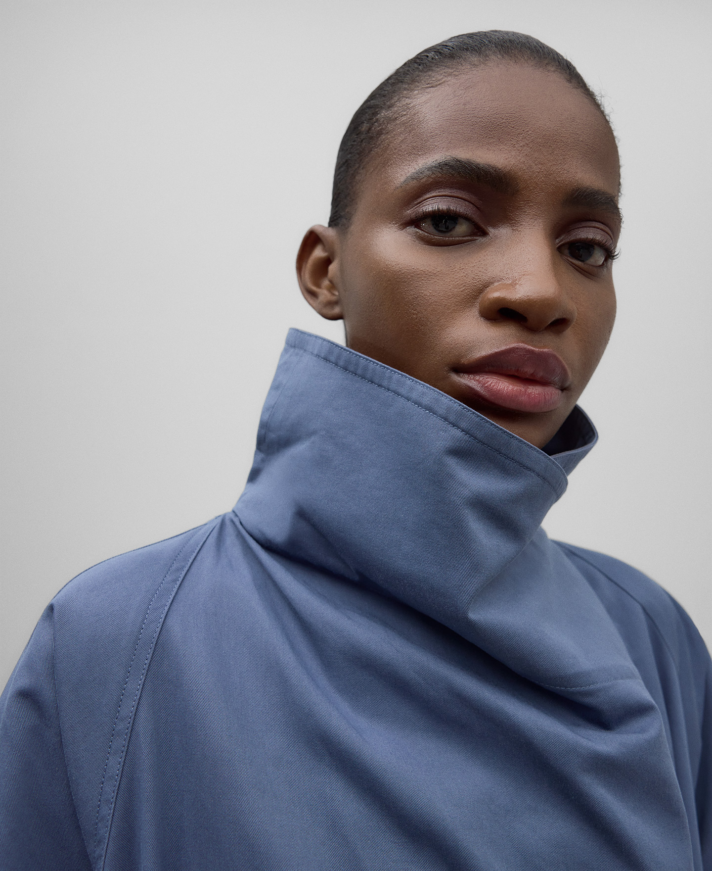 Gabardina algod&oacute;n azul mujer image number 3