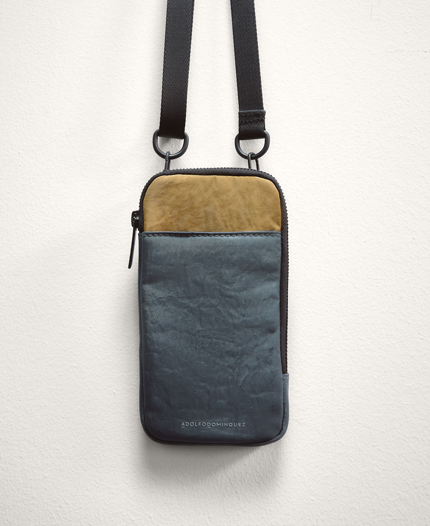 Two-colour mobile phone holder man image number 3