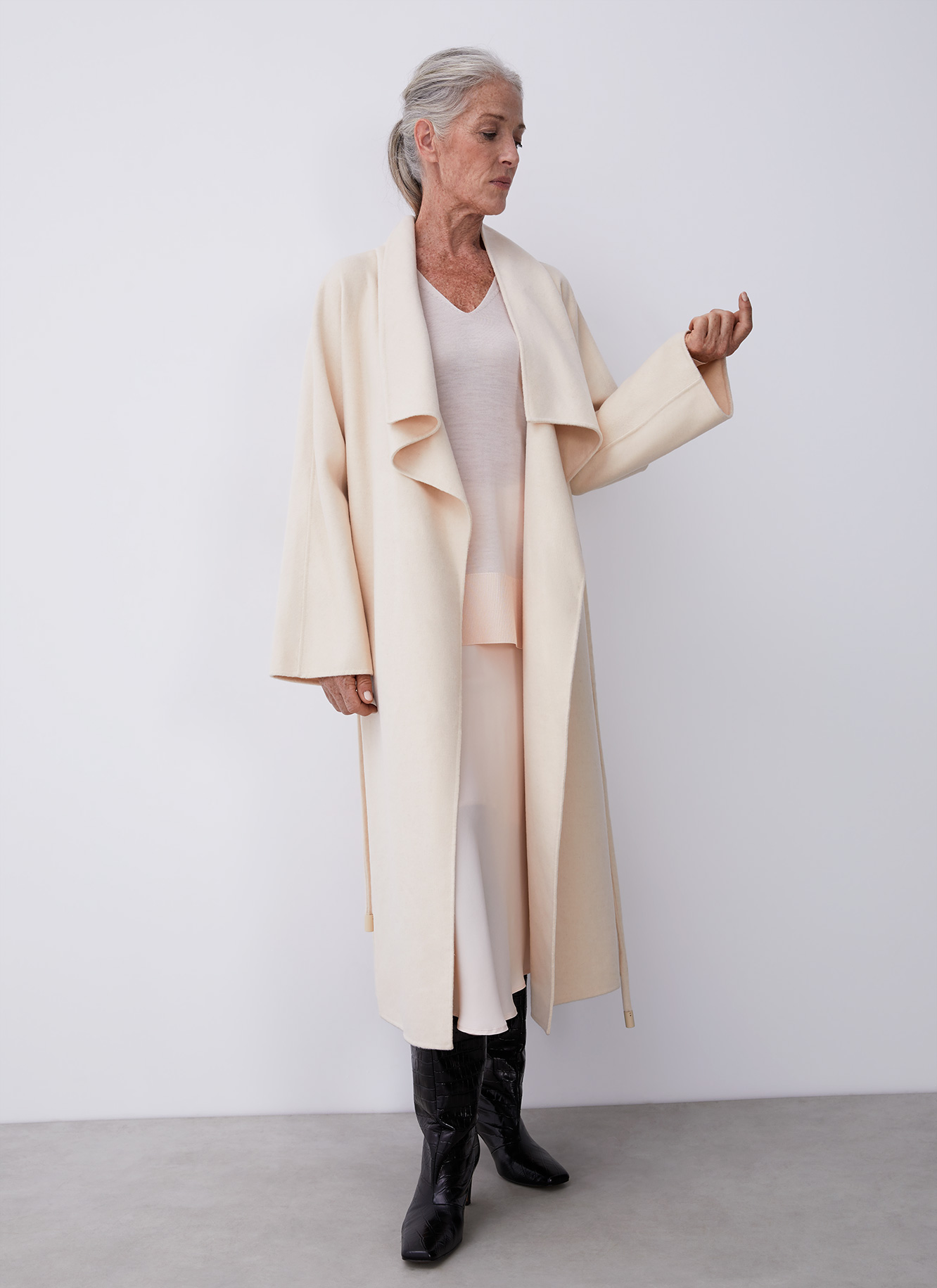 Midi fluid fabric skirt image number 4