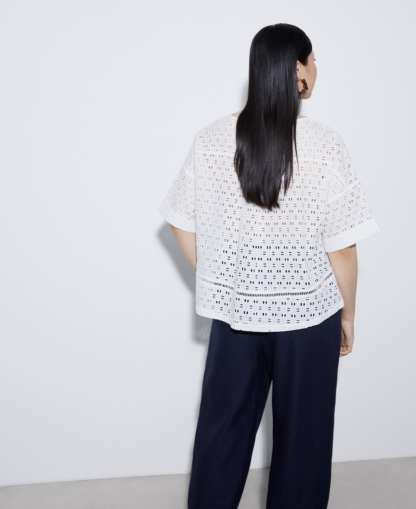 Camisa bordado con escote pico image number 2