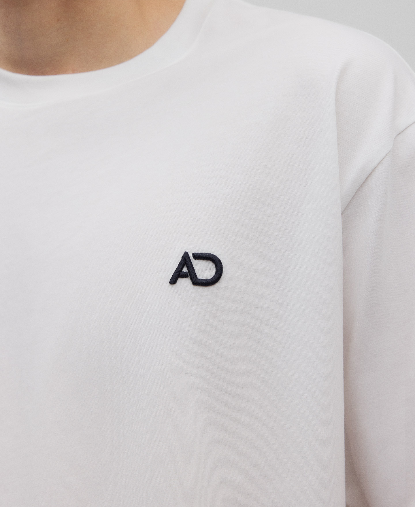 White T-shirt with contrasting logo man image number 3