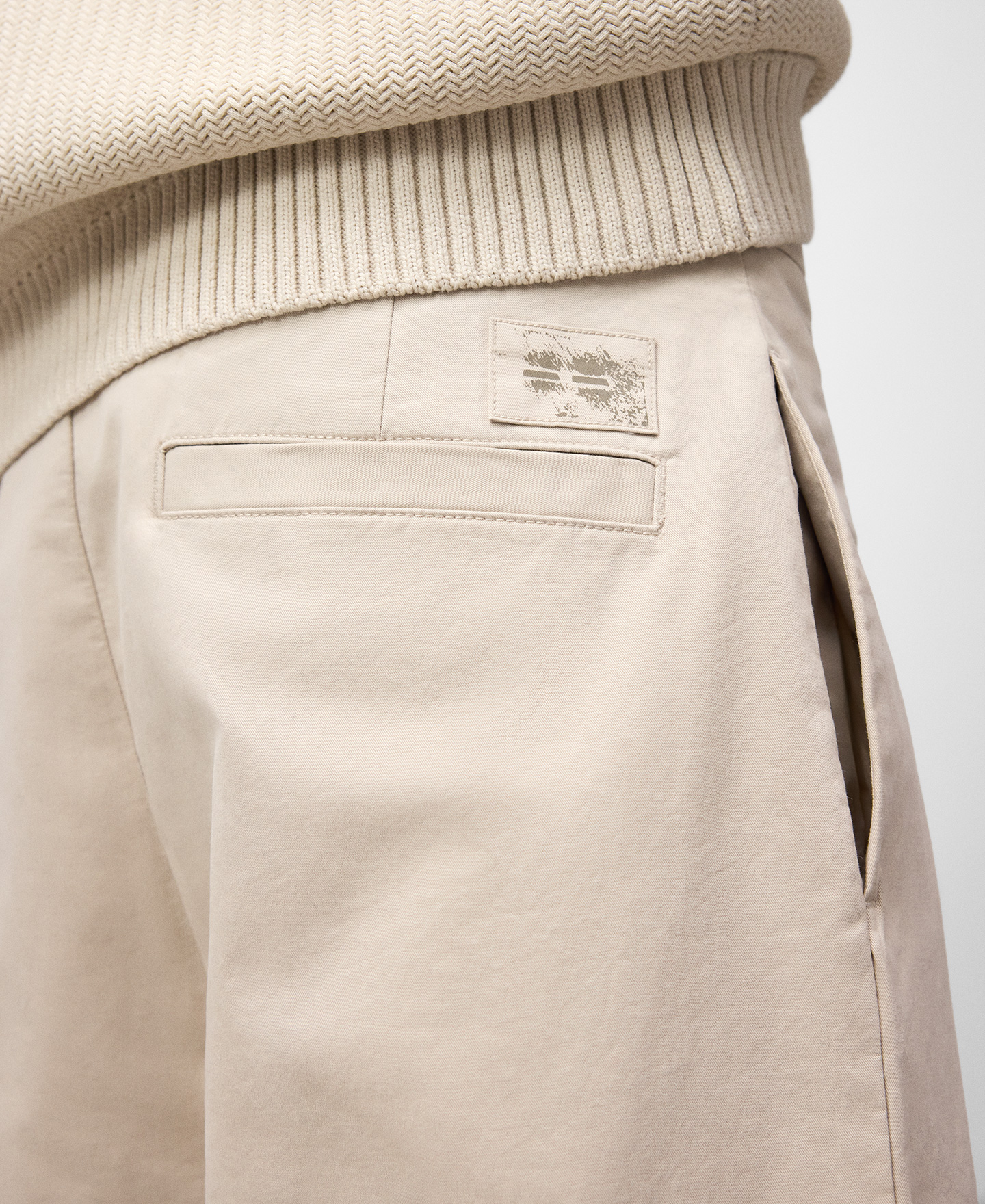 Straight pleated trousers man image number 3