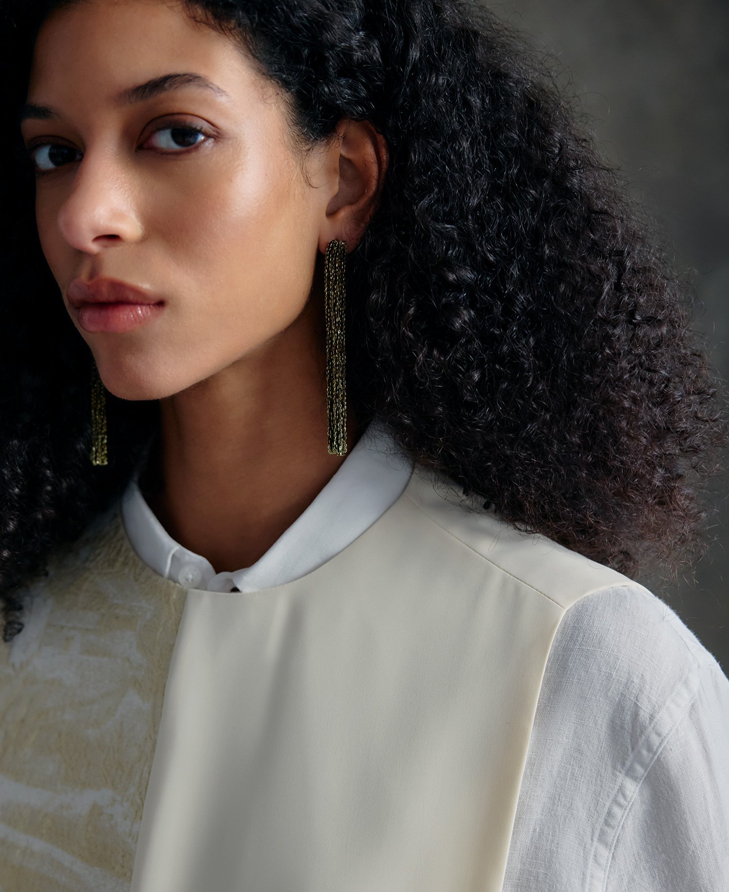 Earrings with dangling gold chains woman image number 3