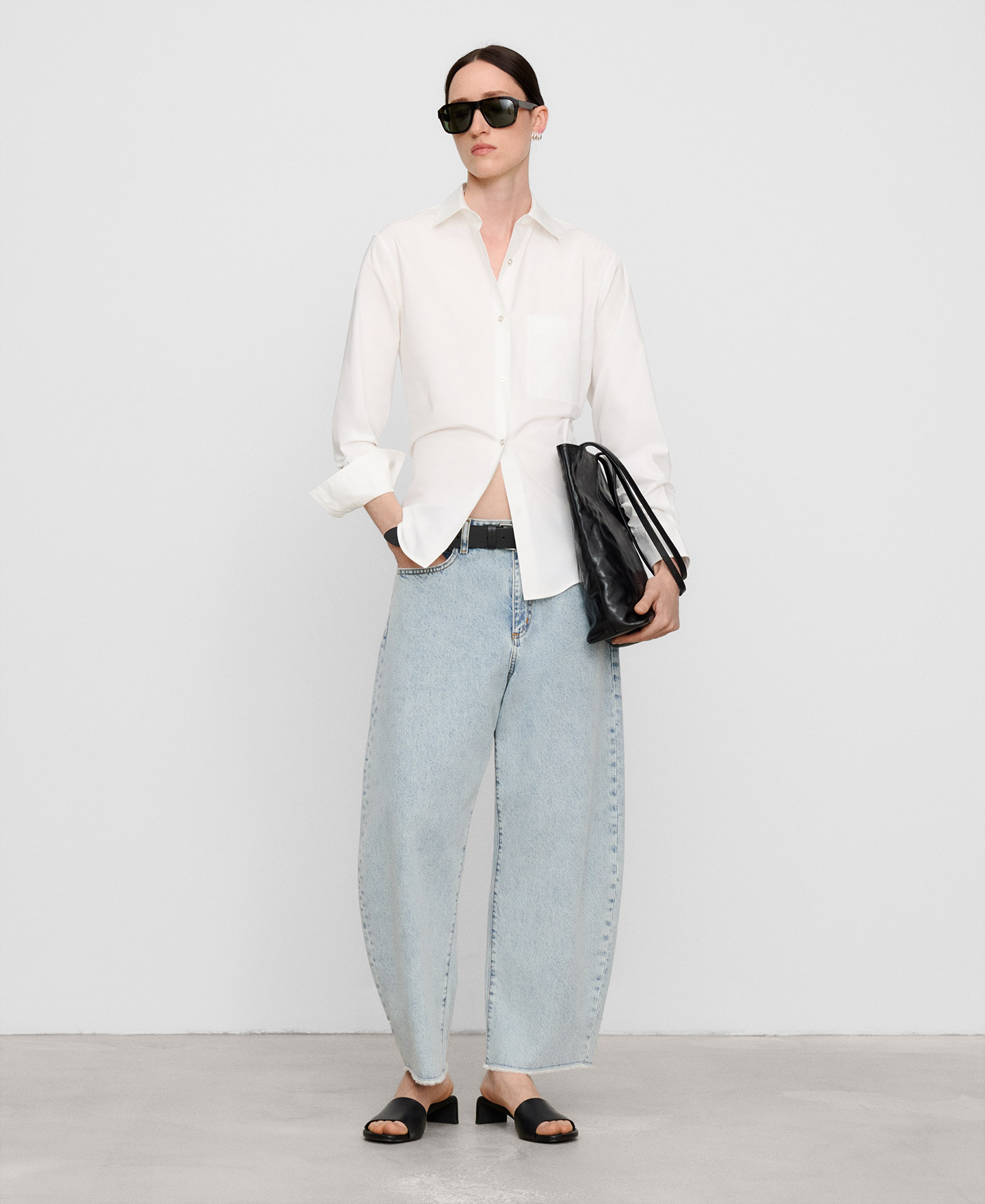 Pantal&oacute;n barrel fit denim desflecado image number 1