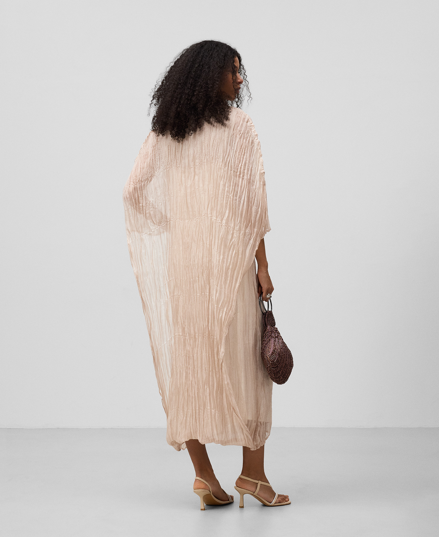 Crinkle dress with cape woman image number 2