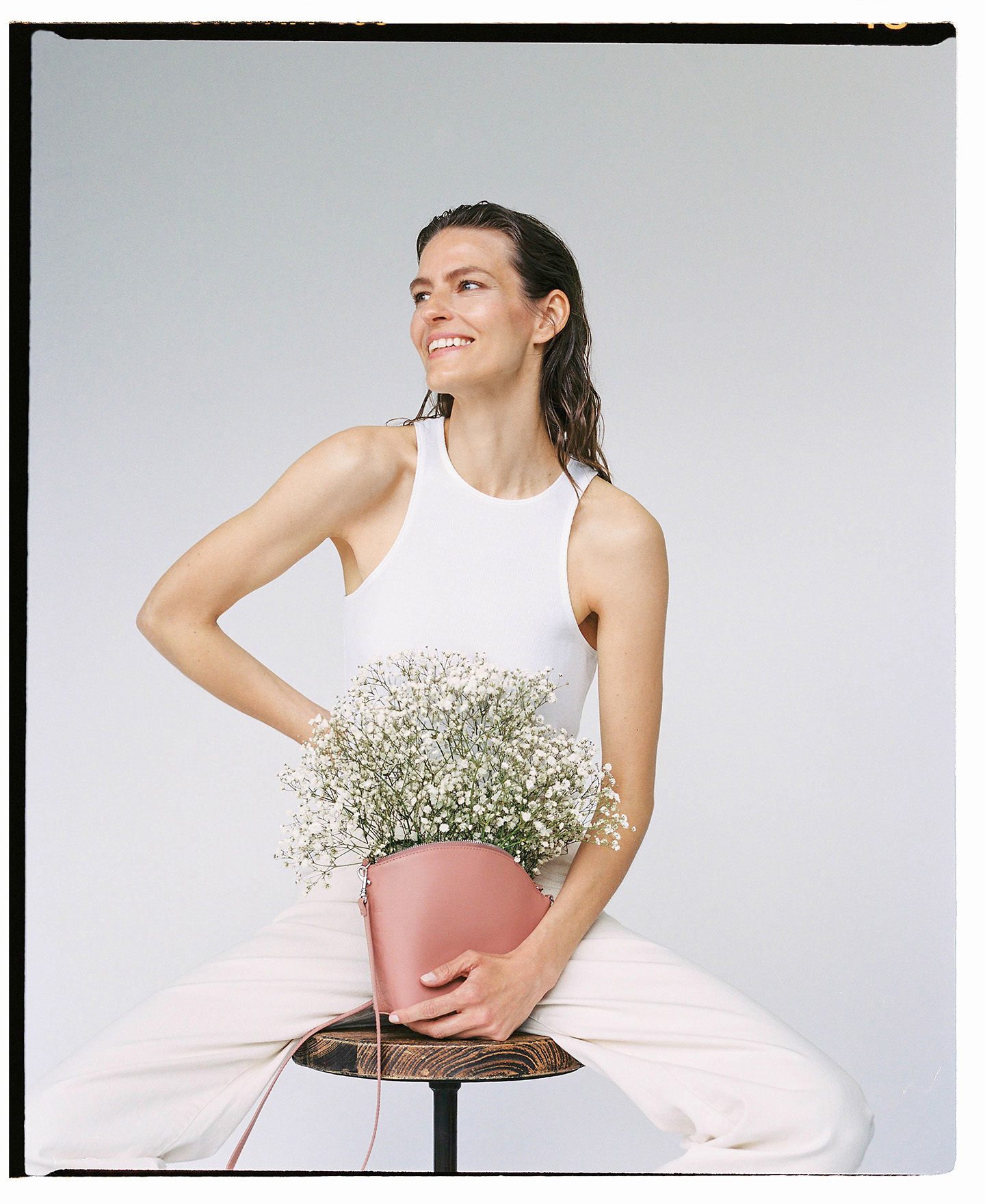 Clutch coral en piel vaqueta image number 3