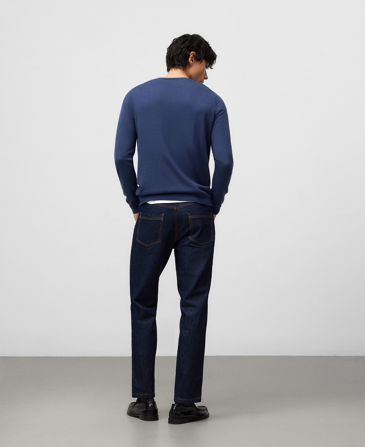Merino wool V-neck sweater man image number 2