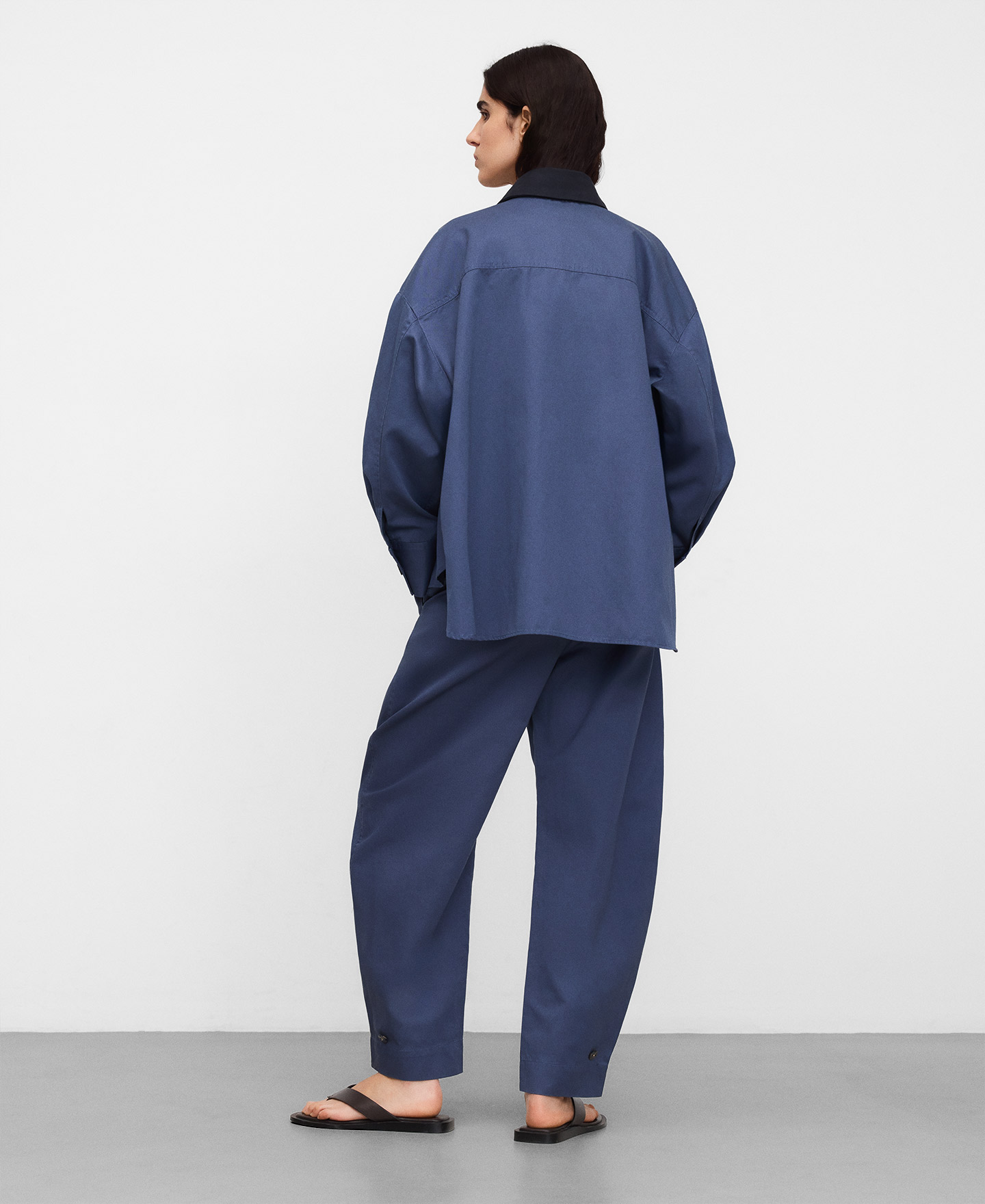 Camisa larga com gola em contraste image number 2