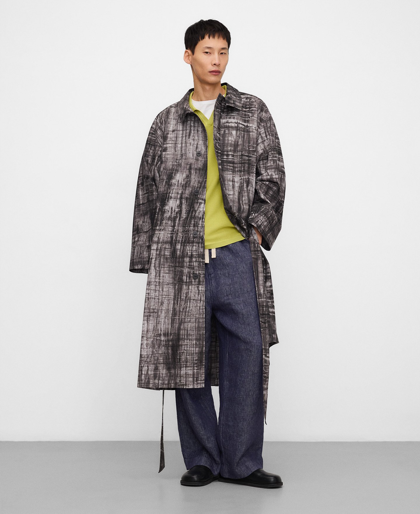 Gabardina oversize estampada con capa image number 1