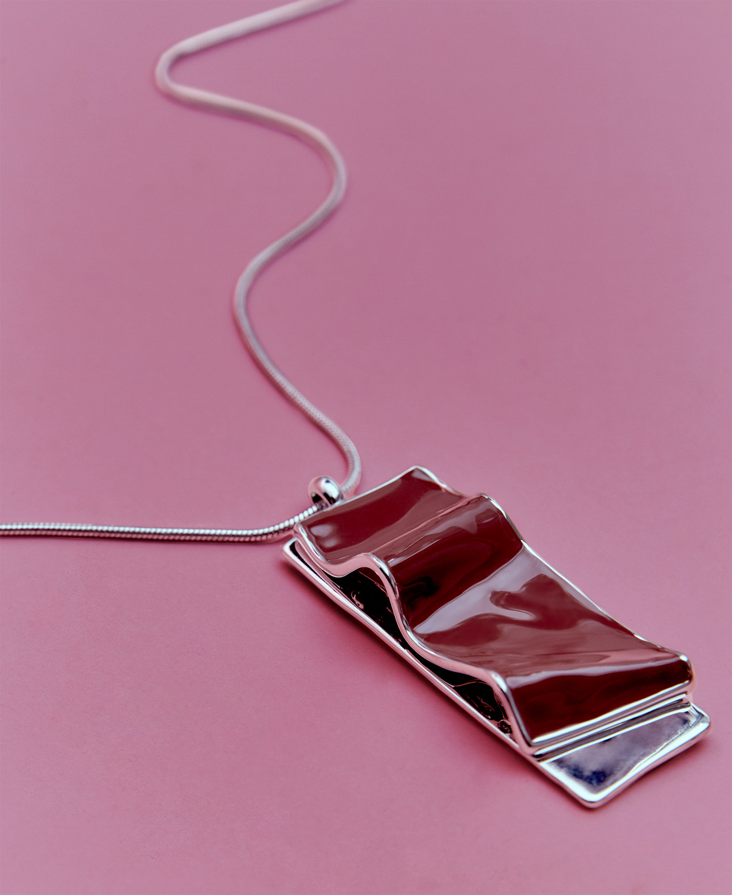 Pliegue motif lacquered pendant image number 3
