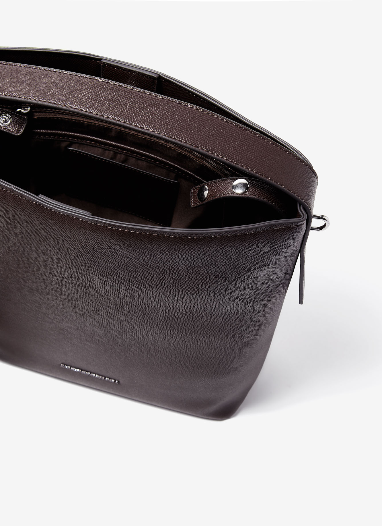 Bolso cubo en efecto saffiano image number 2