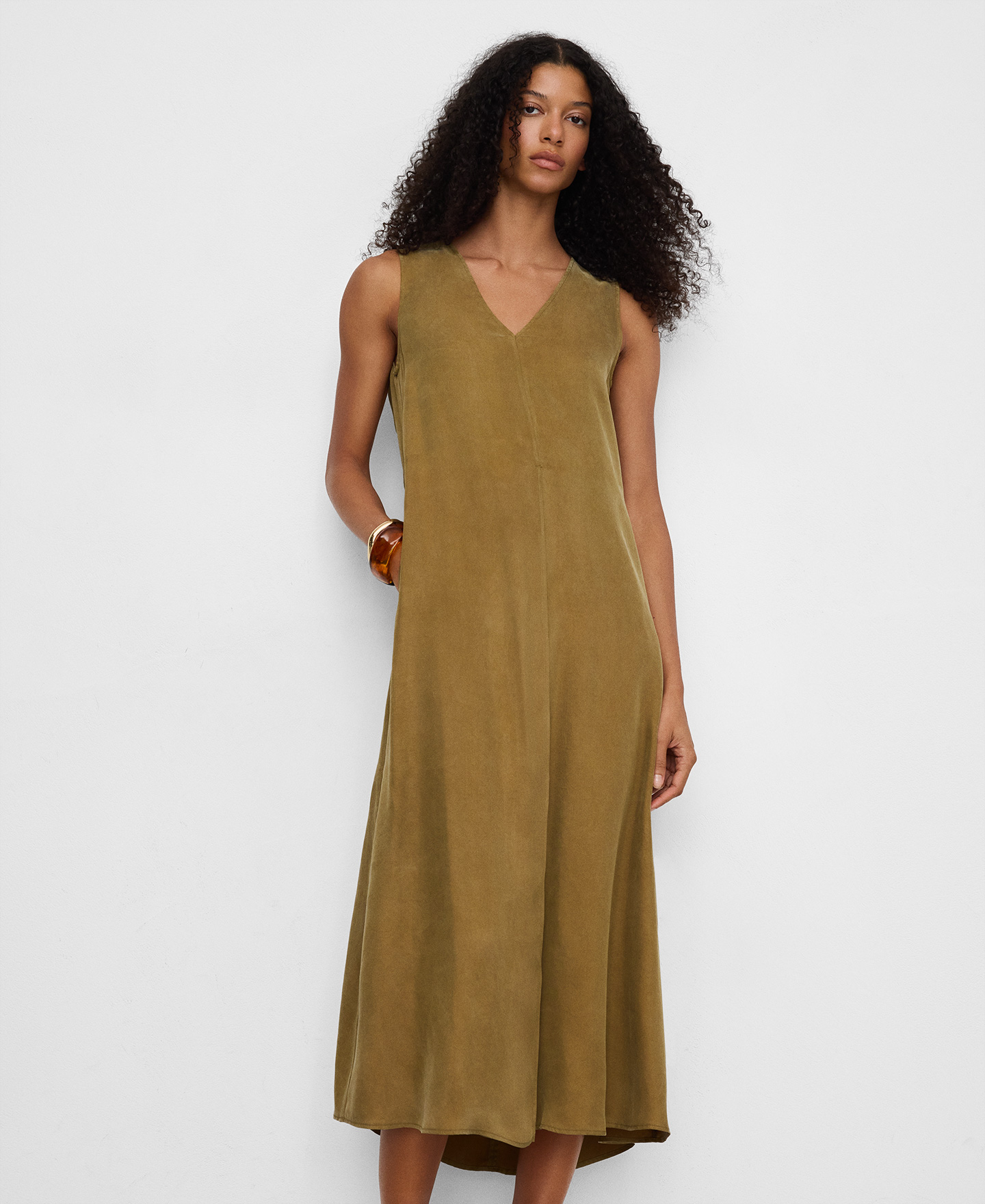 Vestido escote pico image number 0