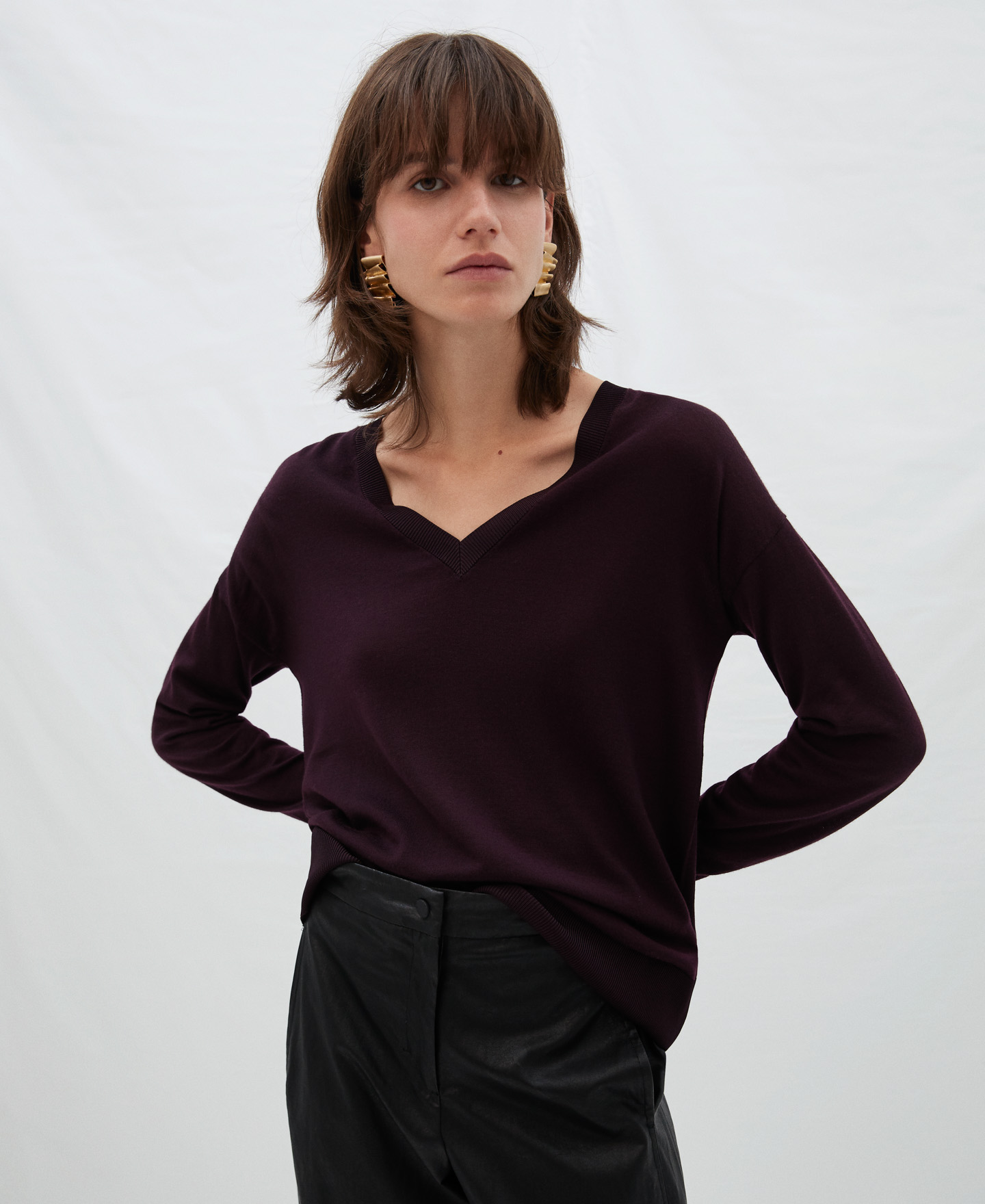 Jersey escote pico en lana merino image number 0