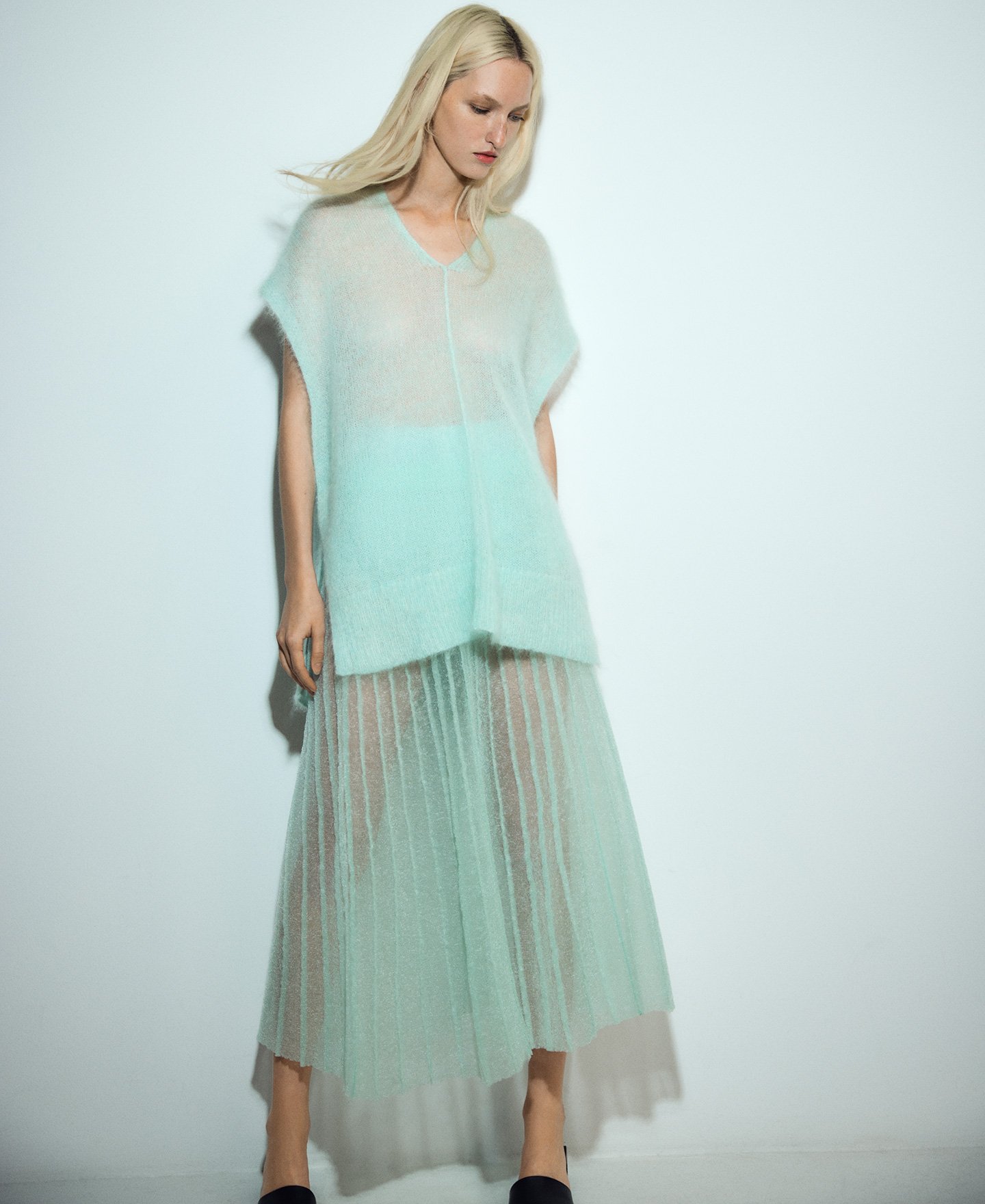 Sheer pleated skirt woman image number 2