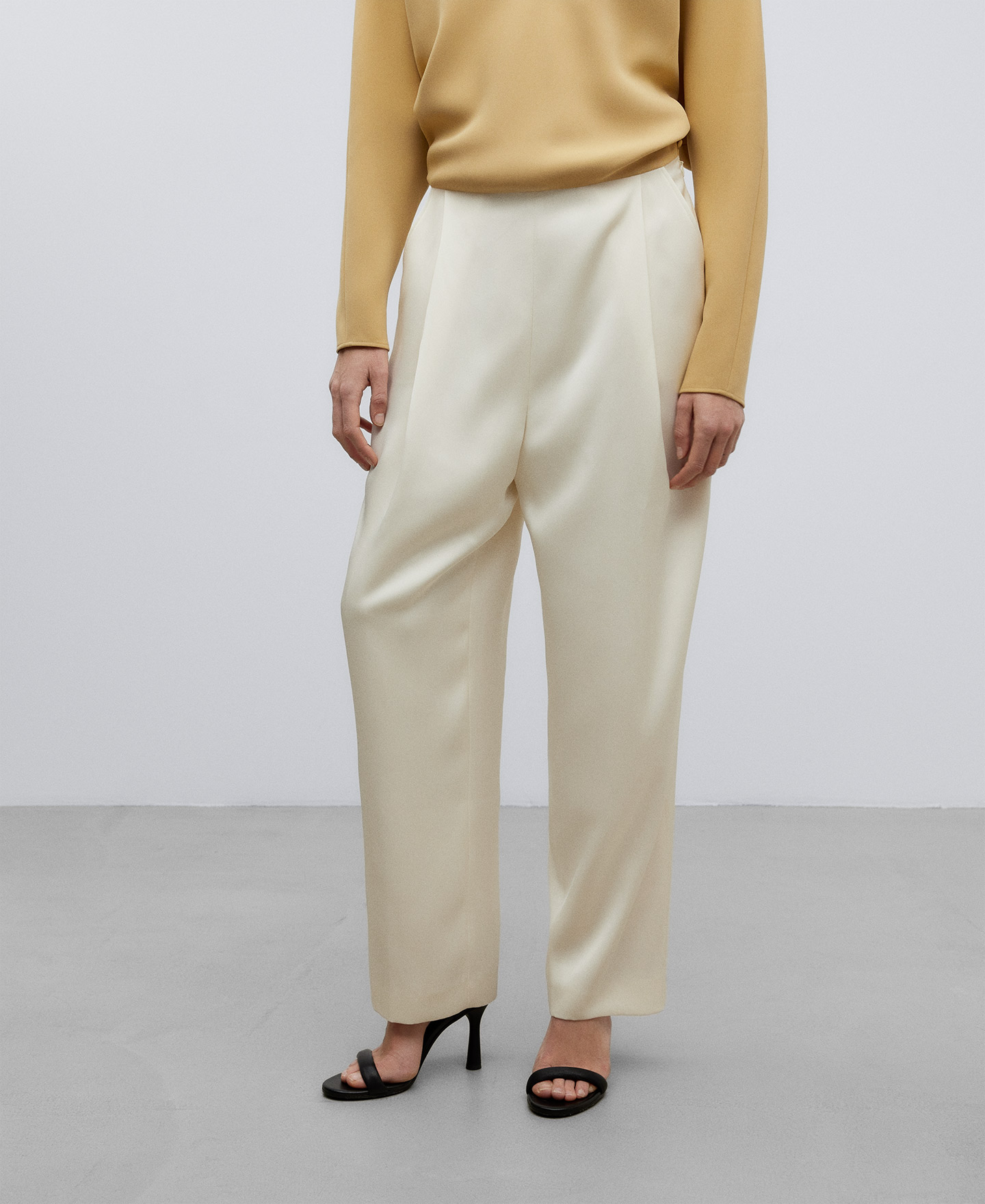 Mono bicolor mujer image number 0
