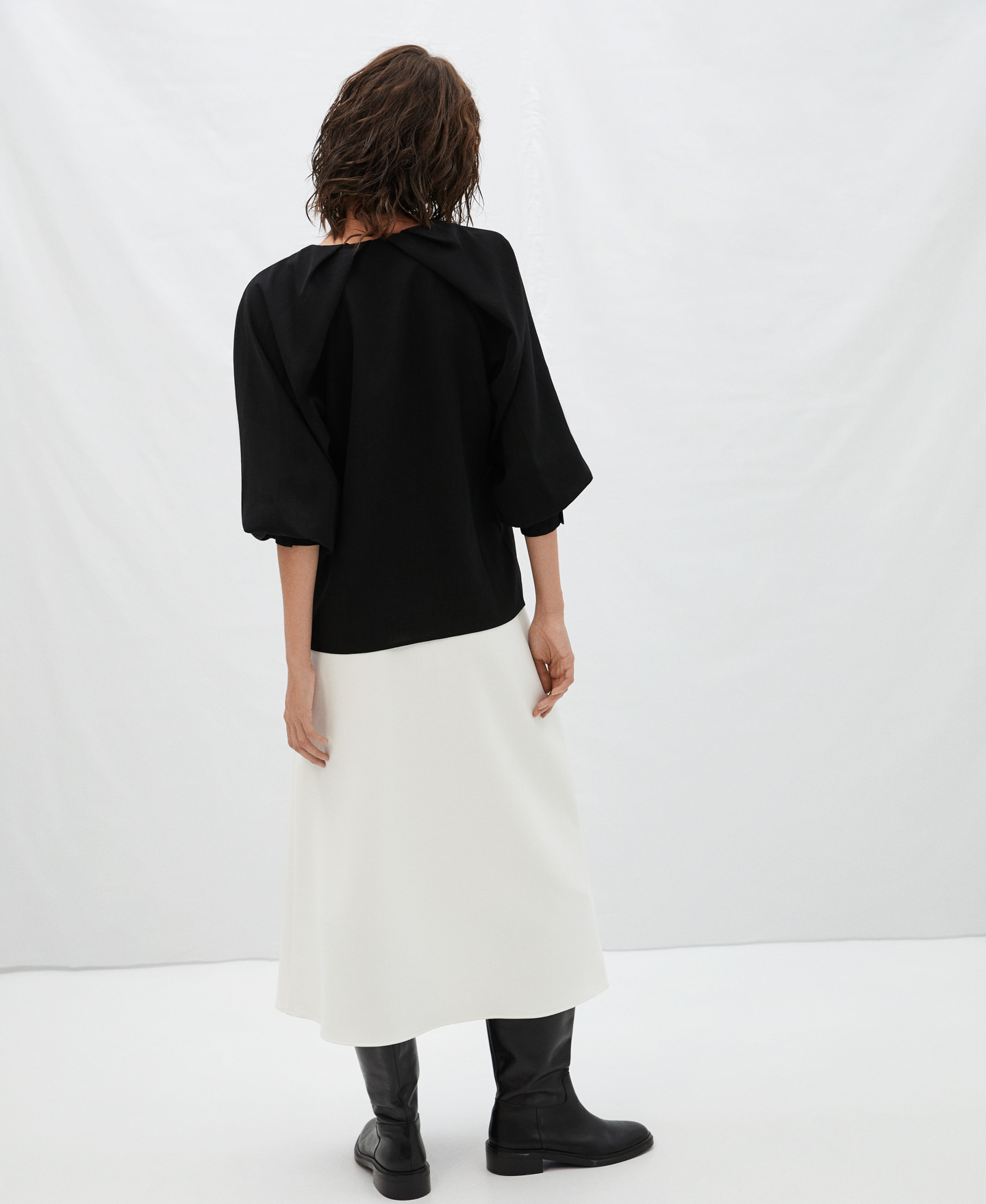 V-neck blouse with puffed sleeves image number 2