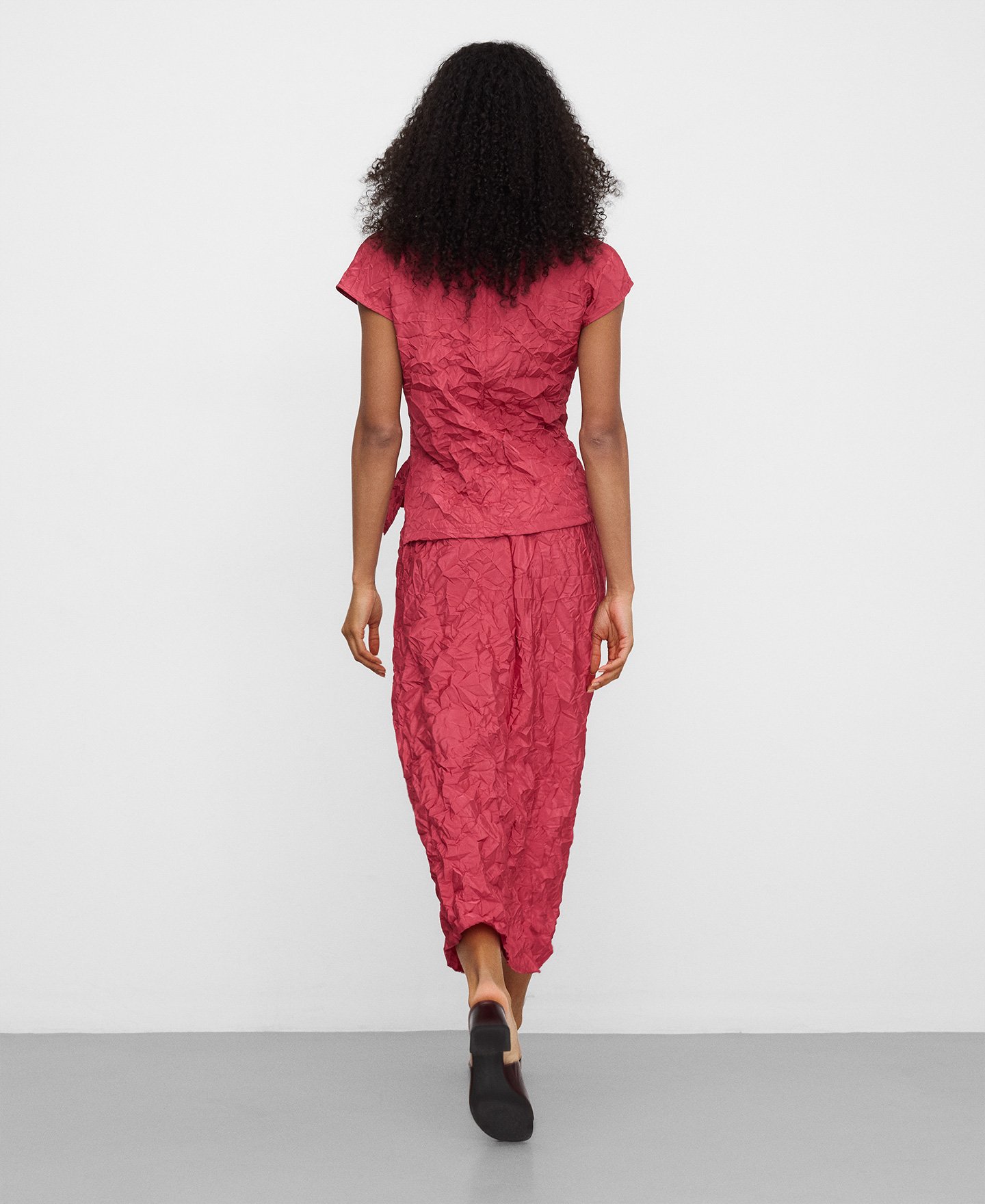 Wrinkled-effect satin midi skirt image number 2