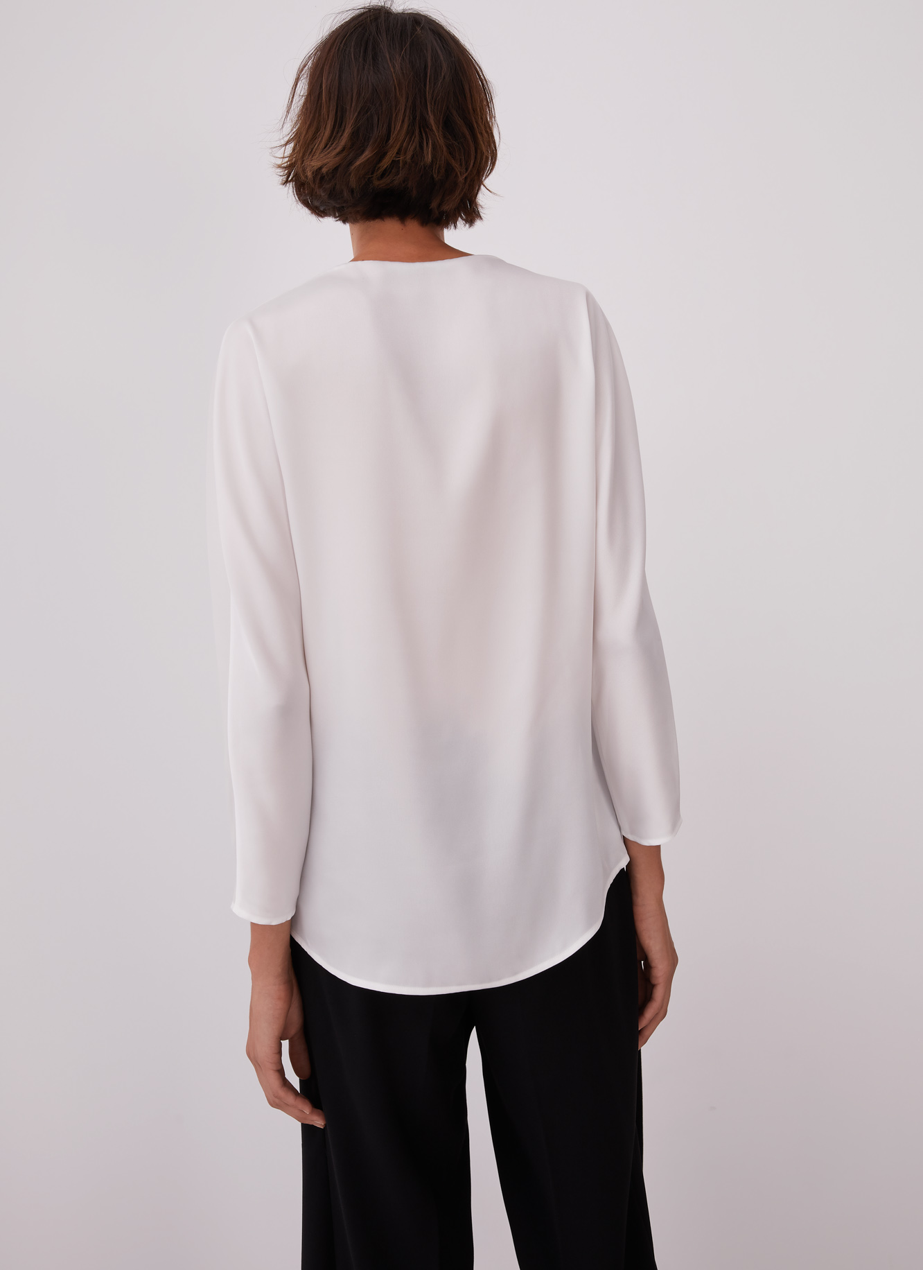 Blusa con escote barco y manga caída image number 1