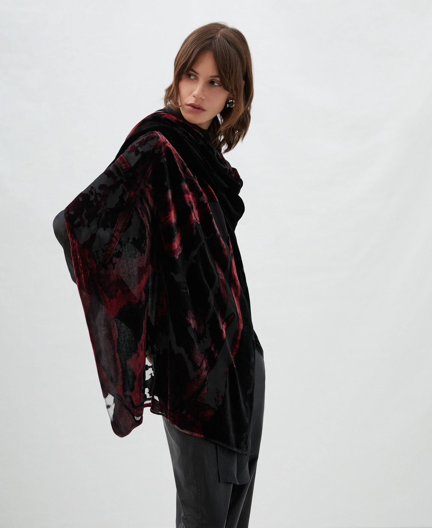 Printed shawl in velvet devoré image number 3