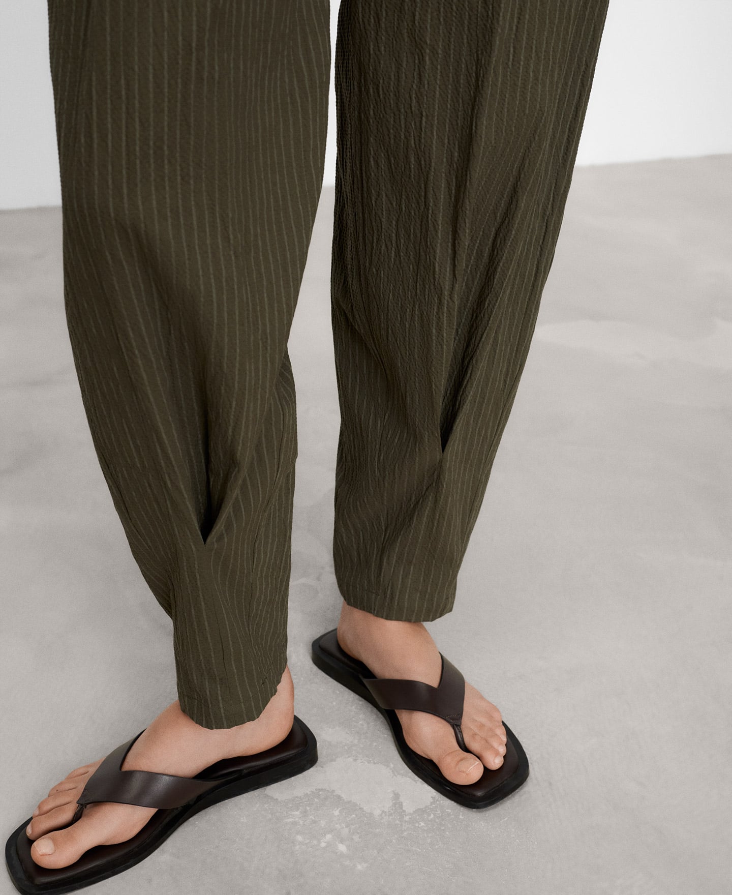 Pantal&oacute;n jogger pierna globo rayas image number 2