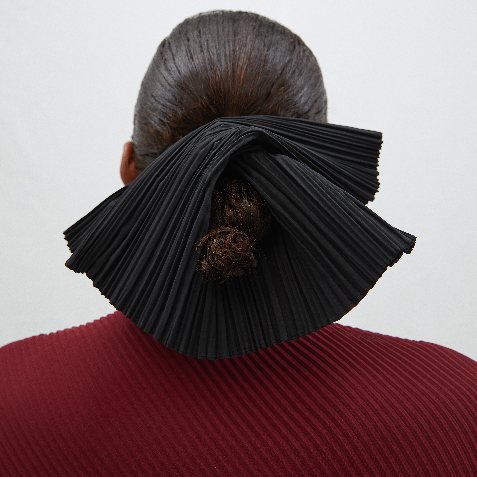 Pleated fabric hole hair tie image number 3