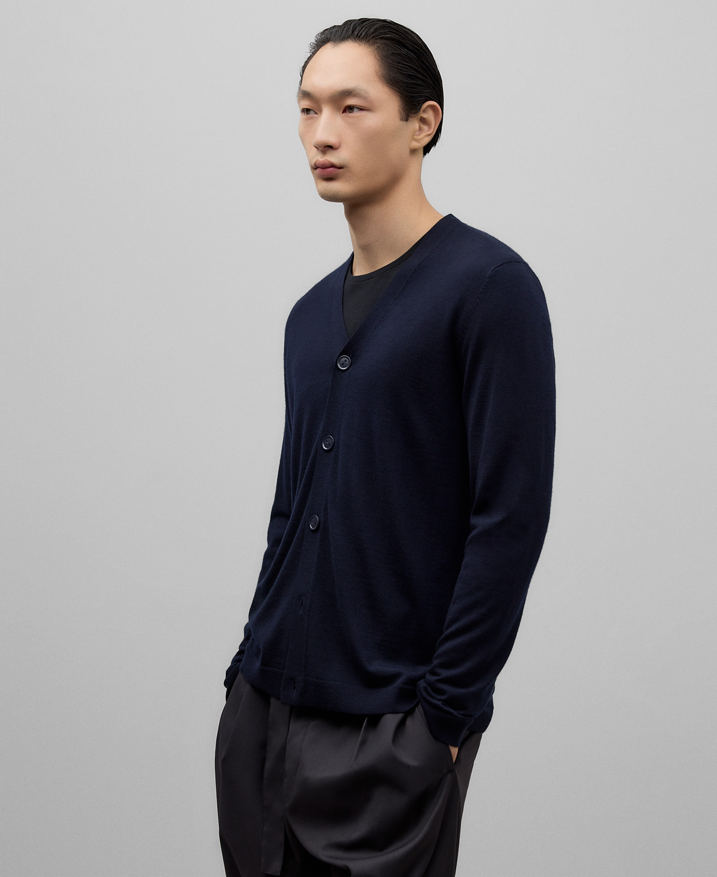 ネイビーブルーの紳士用メリノウールカーディガン 